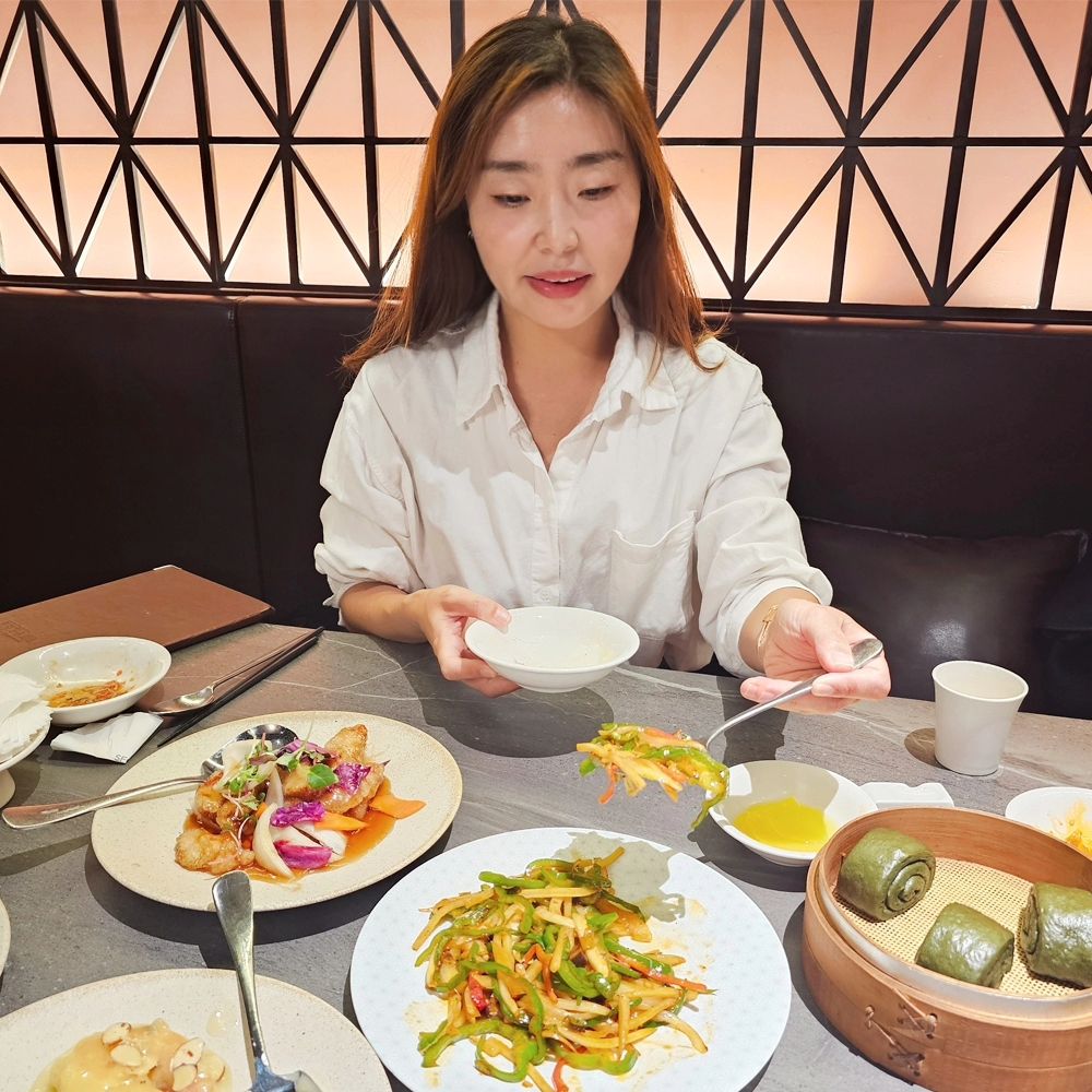#광고
#세종맛집 으로 소문난 #SFG하인선생세종 드디어 다녀왔어요
중식이 특별할 게 있겠어? 라고 생각하고 방문했는데
결론만 말씀드리자면 진짜 특별하게 맛있다는 거~! 😍

그래서 이번주 친구와 모임도, 다음주 둘째 생일도 #SFG하인선생 에서 하기로 결정했어요.

📌저는 런치코스를 먹었는데 가성비 정말 좋아서 평일, 주말 상관없이 점심식사를 하고 싶으신 분들에게 추천!

📌게살 매생이 스프는 부드럽고 간도 딱 적당해서 식욕을 돋궈주기 딱 좋았고, 홍쇼샥스핀은 소스와 다양한 재료의 어울림이 정말 매력적이었어요. 

📌아몬드 크림 새우는 굵고 탱글탱글 새우살이 그대로 느껴지면서 크림 소스가 정말 맛있어서 단품으로 추가하고 싶을 정도~!

📌한돈 생돼지탕수육 역시 쫄깃하면서도 바삭바삭한 튀김옷에 부드러운 돼지고기의 조합이 훌륭했어요. 소스도 딱 적당하니 맛이 좋더라고요.

📌고추잡채와 직접 만든 쑥 꽃빵의 조합도 훌륭 그 자체! 상상할 수 있는 맛이지만 누가 만들었느냐에 따라 간이며 식감이 달라지더라고요. 
식사는 짜장면과 사천식 기스면 중에서 선택할 수 있는데 기스면은 맑은 국물이지만 매콤한 맛이 더해져 개운함을 느낄 수 있고, 짜장면은 진짜 호텔에서 먹는듯한 감칠맛이 매력적이었어요

📌실내 인테리어도 넘나 고급스러워서 중요한 약속이나 손님 초대 식사를 하고 싶으신 분들에게도 강추!👍

저처럼 특별한 한 끼를 드시고 싶으신 분들도 만족하며 방문하실만해요
하인선생을 비롯한 SFG 브랜드에서 식사하면 더봉팡 10% 할인권도 주니, 식사 후 커피 한잔도 가까이에서 즐기기 딱 좋은 것 같아요.🥰

🔸️sfg.hainseonsaeng_official🔸️
주소 :  세종 다솜로 50 어뮤즈스퀘어 C동 2층
전화번호 :  044-866-8812
운영시간 : 11:30~22:00

#세종맛집추천 #세종맛집 #세종맛집추천 #세종중식 #세종코스요리 #세종외식 #세종회식 #세종모임 #SFG #SFG푸드빌리지세종 #SFG푸드빌리지 #세종푸드빌리지 #세종시맛집
