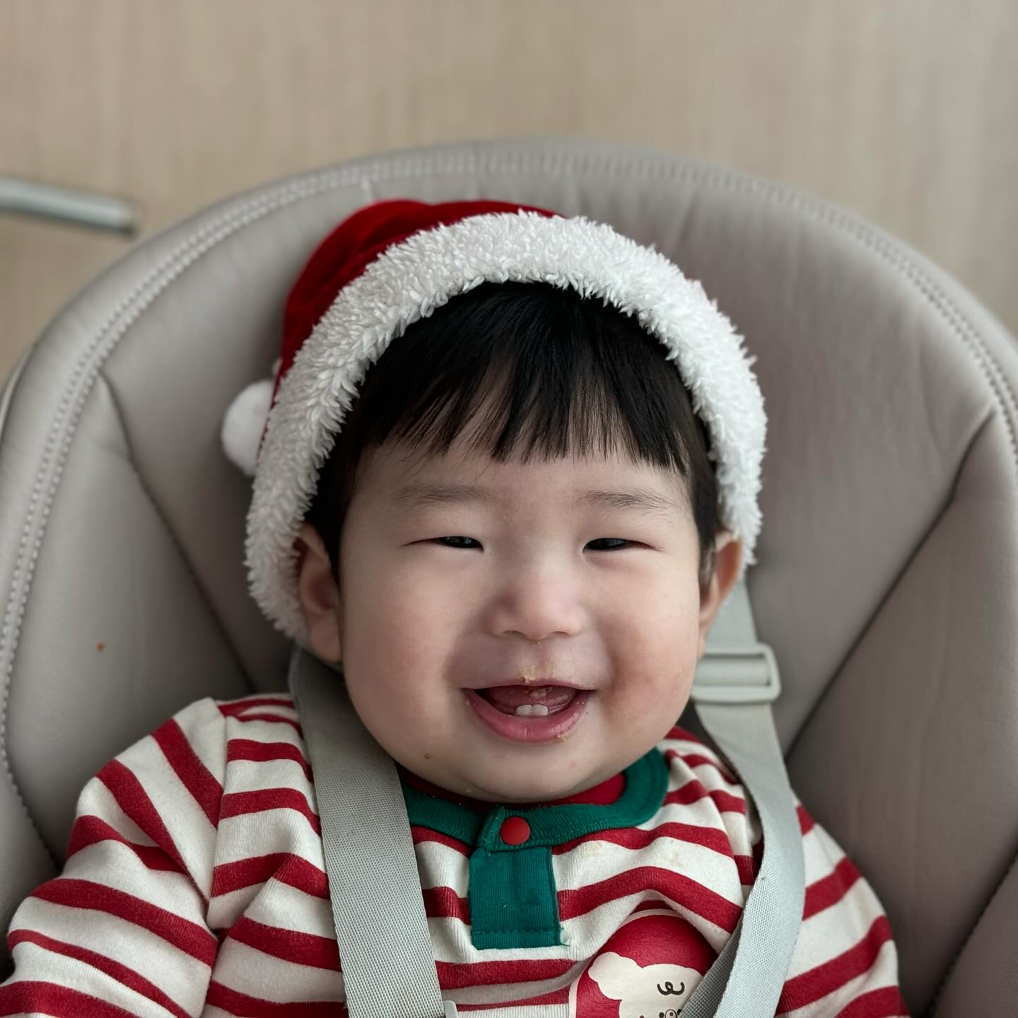 #메리크리스마스 

이유식 먹이기 전, #클레트리 로 크리스마스 분위기도 내고
잘 먹는 우리 #산타루 🎅🏻

할아버지 생신이라 랑이랑 케이크도 고르고 정신없는 연휴지만
그래도 다들 행복했으면 그걸로 만족💖
손자, 손녀와 함께한 생신이라 우리 아빠 너무 즐거워보이신다!
우리 엄마, 아빠 건강하게 아가들이랑 함께해요

첫째 하랑이가 기다리던 산타할아버지 사진도 남겨놓고,
자다 일어나서 산타할아버지와 엄마빠 선물보고 
👦🏻 내가 갖고싶던거라며 좋아하는 모습을 보니 이래서 챙기지 싶은, 엄마가 너의 동심을 지켜줄게 아들

#사랑하는가족과함께❤️
#즐거운성탄절
#아빠생신축하드려요
