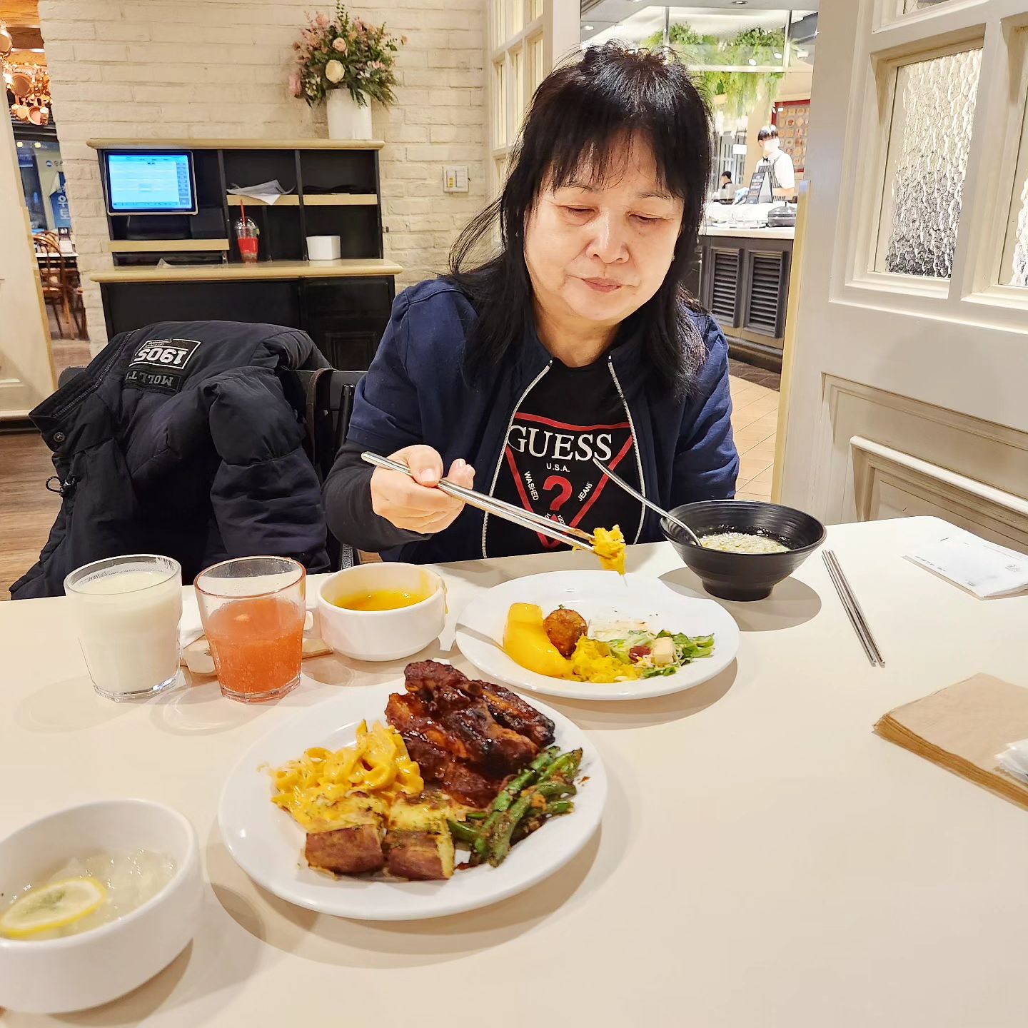 #협찬 #애슐리퀸즈디저트파티 😋 🍖🍕🥞🥂🍰

연말을 앞두고 모임이 많은 시기~!!🎄🌲🌨☃️

가족,친구,지인들과 모임하기 좋은 애슐리 강추합니당~!!!

애슐리 평소에도 자주 오는편인데 이번에 디저트 신메뉴 대방출이라해서 출동~!!!!! 

디저트 종류 역대급 최다로 종류가 많구요~  뭐부터 먹어야할지 접시들고 우왕좌왕ㅋ
일단 죽으로 시작했다지용~ ㅎㅎ

특히, 연말 파티 필수인 2인이 먹기 충분한 스테이크가 애슐리에서는 15,900원 !!
진짜 대박임~♡

스테이크 크기와 육즙이 가득해서 가성비 좋다고 소문났던데 담엔 주문해봐야겠어요~

스테이크와 곁들여 먹기 좋은 투움바 파스타부터 하바나콘, 그릴, 스시, 중식, 피자, 파스타 등 다양한 메뉴가 모두 무제한!!!!
그리고 디너 및 주말에는 무제한 연어와 폭립이 제공된다고해서 디너시간에 다녀왔어용ㅎ
연어 진짜 넘 맛나고,
폭립도 쌓아놓구 먹었네용 ㅎㅎ 
케익이랑 아이스크림, 과일까지 알차게  마무리~♡

호텔 비주얼의 디저트가 많아 연말 분위기가 물씬 ~
스테이크부터 다양한 디저트까지 모두 먹을 수 있는 애슐리에서 행복한 연말 보내 보세용~

🎄 애슐리앱 회원 대상 "모바일 대기" 부터 그리고 "적립 혜택"까지 ~

※ "모바일 대기" 서비스 제공 여부는 매장별로 상이함

- 등급에 따라 2~5% 적립 (VIP 최대 5% 적립)

- 애슐리캐시 충전 시 리워드 혜택

 

 #연말모임장소 #송년회장소 #스테이크맛집 #디저트맛집 #애슐리#12월가볼만한곳 #애슐리퀸즈#모임장소추천#가족모임#연말식사#뷔페맛집#디저트맛집추천