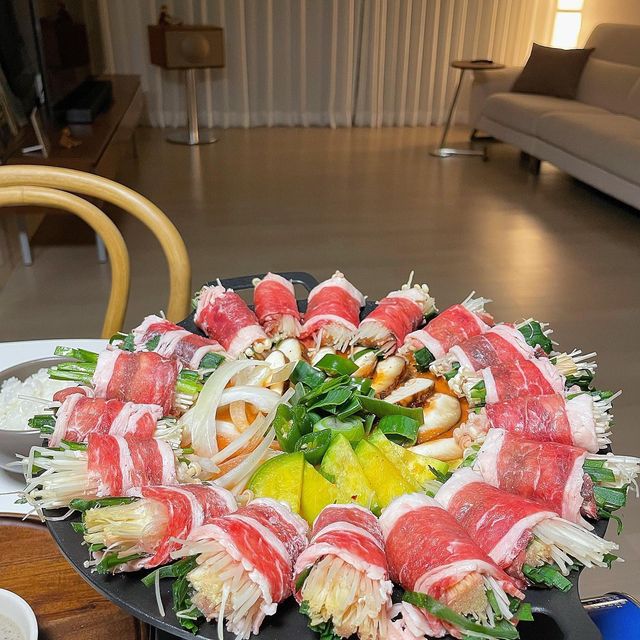 집밥•요리•레시피 ғᴏᴏᴅ ᴅɪᴀʀʏ✨ on Instagram: "#협찬 식감부터 맛까지 최고! 고기말이 #저장저장 🫶🏻
마지막 영상까지 보시면 무조건 군침돌거에요..😋
비주얼만 봐도 군침이 도는데, 한 입 먹어보면 감덩하게 되는
우.삼.겹 고기말이 완전 추천 드려요!!

신선한 채소 가득넣고 정성 가득 돌돌말아 만든 고기말이!
노릇노릇하게 구워서 특제만능소스에 찍어먹으면
아삭하고 고소한게 식감부터 맛까지 정말 최고입니댜

진하고 깔끔한 국물의 된찌로 마무으리!! 
고기가 구워지며 만들어진 고기기름으로 끓인 된장찌개..
이 깊은 맛은 먹어본 사람만 압니다요✨

먹는내내 신랑이랑 “와.. 진짜 맛있다”를 계속 말했네요🤣
비주얼부터 맛까지 최고니 손님초대요리로도 딱인 것 같아요!! 

📌구입은? 👉 백년밥상 @100_bs

#협찬 #우삼겹 #우삼겹말이 #고기말이 #삼겹살 #오늘뭐먹지 #집들이음식 #집밥 #집밥메뉴 #고기맛집 #고기스타그램 #소고기 #소고기맛집 #밥상 #밥상스타그램 #남편밥상 #집들이메뉴 #집들이요리 #손님초대요리"