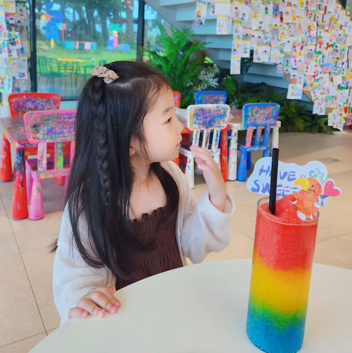 벽면이 유리로 된 복층 구조로 어느곳이 있어도 통창 밖 풍경을 즐길수있는 #서울앵무새제주
 #색칠놀이 할수있는 공간까지 있어 냐니가 너무좋아했던 카페🤍
