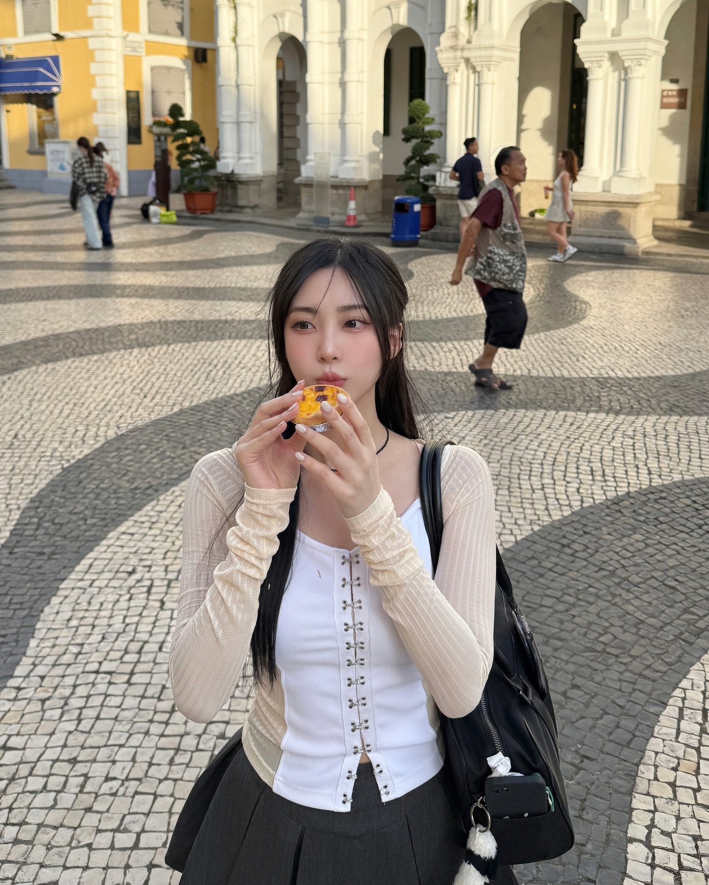 마카오 에그타르트 움냠냠 🥨🧁 마카오에 입고 갔던 요 상의 넘 예쁘지 않나요•• 디테일 하나하나가 제 맘을 훔쳤답니다요 ♡･:* .