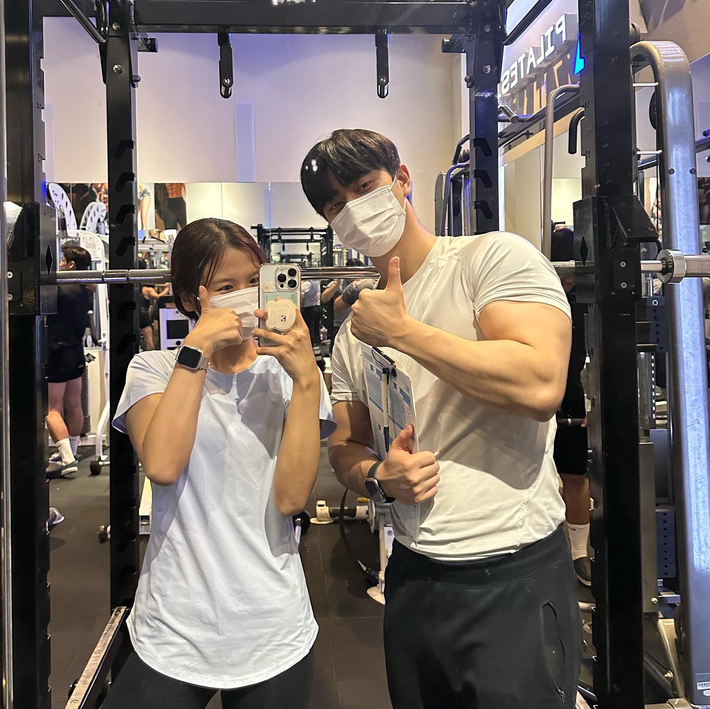 #휘트니스인 #전병민트레이너 #피티체험 #피티후기
피티체험 2회차! 하체데이입니다🦵🏻

요즘 핫하다는 글루트 머신 써봤는데
엉덩이 자극 대박..

피티 3일 전에 받았는데 엉덩이가 아직도 아프거등여🥲
낼 흠뻑쇼 가는데 제대로 뛸 수 있을지 매우 걱정 즁😂

이래서 운동은 꾸준히 해야 돼요(절레절레)
- 덤벨스쿼트 6kg 15 * 4set
- 원레그 데드리프트(브이스쿼트) 각 10 * 4set
- 글루트머신 10kg 15~20 * 4set
- 클램쉘 12 * 4set
- 시티드레그프레스(다리 위) 15~20 * 4set
.
.
.
#다이어트 #다이어터  #운동기록 #운동계정 #운동스타그램 #헬스타그램 #헬린이 #운동하는여자 #운동하는직딩 #운동맞팔 #길음피티 #길음헬스장 #하체데이 #엉덩이운동 #글루트머신