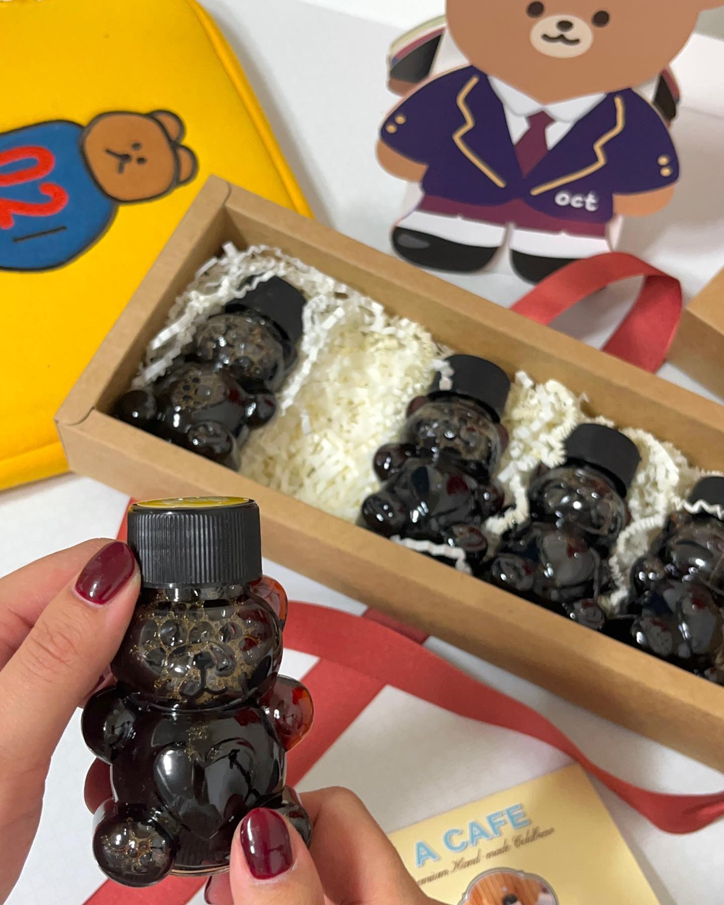 #협찬 #제품제공 

📍곰돌이 더치 선물세트 1개(70ml 5개입) 

acafe_825 #아카페☕️

🧸아카페의 귀여운 곰돌이 더치🫶

☑️3가지 원두 블렌딩하여 신맛, 떫은맛없이 부드럽고 깔끔한 맛, 
점적식 추출로 1초에 한 방울식 추출하는 방식으로
 1000ml 8시간 소요된 콜드브루, ☕️

귀여운 곰돌이 용기,🫶🧸착한 가격 고급스러운 맛까지,,🫢

맛있는 콜드브루로 다양한 레시피는 물론 주변 
가족 선물용 답례품으로 추천합니다 :) 💓

☑️네이버 스토어팜, 아이디어스에서 구매 가능해요! 

#아카페 #더치 #더치커피 #콜드브루 #더치원액 #콜드브루원액 #곰돌이더치 #더치선물 #더치선물세트 #더치입문 #더치선물세트 #더치커피선물세트 #답례품추천 #결혼식답례품 #어린이집답례품 #스승의날선물 #생일선물 #DIY커피