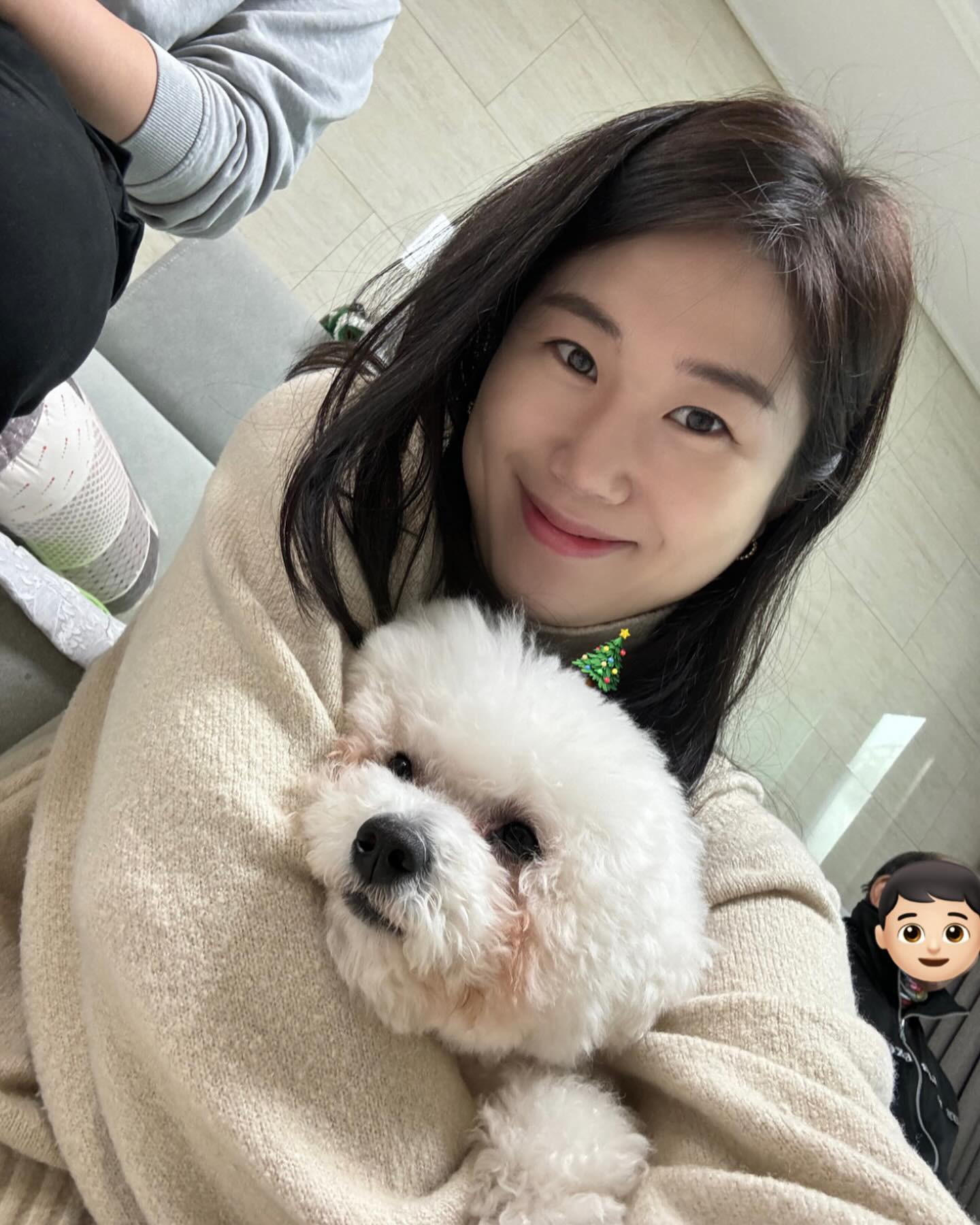크리스마스이브 아침은 친정집에서 과메기파티
할머니가 선물한 오토바이도 타고 
이유식 안먹고 던져버리는 지호덕에 숑이만 배빵빵..
그래서 지호 오늘 이유식 한끼도 안먹음^^
배고푸면 먹겠지~~ 하고 걍 냅둬야지 ㅠㅠ 
맨날 밥먹이기 전쟁임… 진짜 안먹어.. 아직도 10kg 안 넘음 ;;