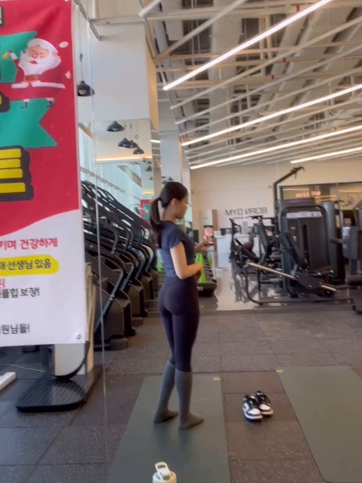 231223 #욘두_둔근
해피메리크리스마스 보내셨나요오 💕
저는 연말에 아플거 몰아 아픈 중인지 삼주새 병원을 네번이나 갔네요 🥹 지금은 장염이라 수액맞고 골골대고있습니다.. 
다들 건강 조심하시고 따뜻한 연말 되세용✨