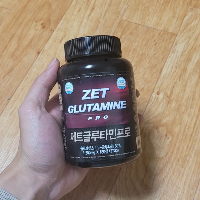 전지훈 on Instagram: "협찬을 받고 아슬아슬하게 기간 맞춰서 리뷰 합니당ㅎ

글루타민 생소 할 수도 있는데 근손실을 막는 영양소라고 하고 소화기관에도 좋아서 일석이조의 효과를 볼 수 있습니다ㅎ

저도 속이 안 좋은 날에 먹으면 좀 괜찮아 졌고 소화가 편하고 근손실을 막아주는 효과는 눈에 보이지는 않았지만 몸에는 편하더군용

그밖에도 밀크씨슬이나 비오틴 BCAA까지 다양하게 영양소가있어서 나름 가성비까지 있어 좋습니다ㅎㅎ

한번에 6개를 먹어야 되기 때문에 알맹이가 굵어서 저는 운동 전후로 3알씩 먹어줍니다!

추천 합니다! 여러영양소가 있어서 좋더라구요👍👍근손실 막는건 덤!

다들 득근하세요!

#광고#근육맨닷컴#제트리션#헬스보충제#아미노산#아미노산보충제#글루타민#글루타민추천#glutamine#근손실#근손실방지#근회복"