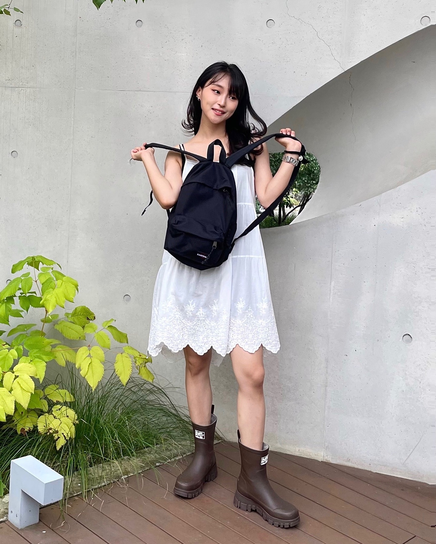 #협찬 
eastpak_korea 

캐주얼하게도! 페미닌한 무드에도!
모든 데일리룩에 휘뚤마뚤 넘모 귀여운 #오르빗008 🎒
컴팩트한 사이즈에 귀여움 + 넉넉한 수납력까지
매력이 넘쳐버리는 잇백 이 녀석,,

백팩하면 역시 #이스트팩 이 근본임을 인정하겠습니다

비 올때, 여행갈 때, 놀러갈 때, 출근 할 때 언제든
너무 찰떡으로 소화가 가능하더라구요?
저는 #화이트원피스 와 #레인부츠 조합으로
#페미닌캐주얼 룩으로 완성해보았는데요,
이거 진짜 매력있는 코디 아닌가요...🫢
이대로 여행가버리고 싶잖아 ㅠ
너무 매력넘치잖아 ㅜ

백팩답게 양손이 가벼워져서 편함은 물론
자주 손이 많이 가는 이 녀석 넘모 이뻐,,🫶🏻

#이스트팩가방 #이스트팩신상 #이스트팩메신저백 #이스트팩백팩 #대학생가방 #학생가방 #직장인가방 #남자가방추천 #여자가방추천 #가방추천 #메신저백추천 #미니백팩 #백팩추천 #데일리백 #여름가방 #여름코디 #여행가방 #데이팩