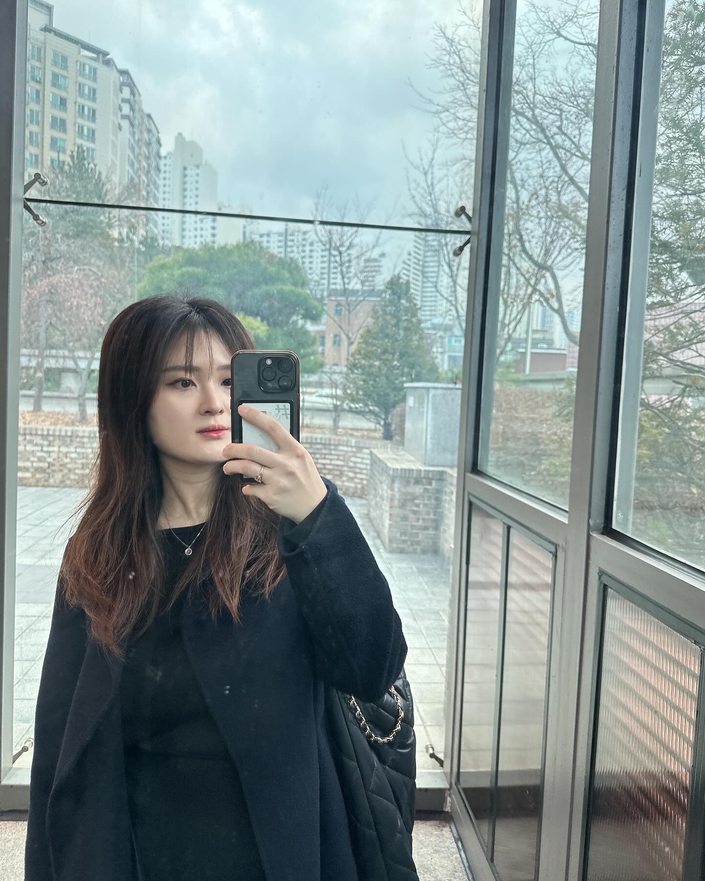 오늘 기록하는 거 까먹을 뻔?!
마라탕 먹고 후식으로 맥날 아이스크림 먹고 회사 간식 와장창 먹고
운동한답시고 아이쇼핑하다가 집에 룰루랄라 오던 길에
아파트 공동현관 앞에서 만화처럼 꽈당 넘어졌답니다 하핫

아우터 : #온앤온
상의 : #오케플 #베리그레이트티
하의 : 오케플 #에어핏팬츠
가방 : #라리샵 #패딩가방

#출근룩 #데일리룩 #ootd #출근룩기록 #데일리코디