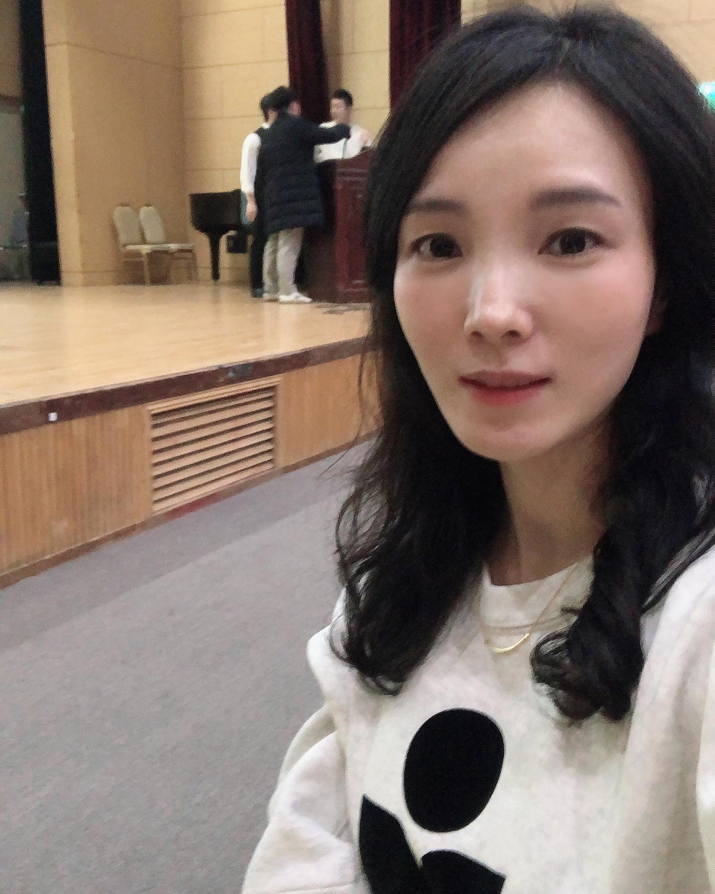 인사이트를 얻는 방법은 다양하다. 
독서를 통해서도 얻을수 있고
멘토에게서 얻을수 있고
강의를 통해서도 얻을수 있다. 

여러가지 투자기법중 부동산에 대한
투자는 어려우면서도 캐쉬플로우가 좋지 않으면
어려워지는 단점이 있는데 이런 단점을 
극복하는 방법과 앞으로 부동산 투자전략에 대한
인사이트를 얻을수 있는 매우 좋은 강의였다. 

seo_jeong_su 
bm_core 

내생각과 일치 하는 부분들이 많아서
의미있는 시간이었고 또다른 관점에서 투자를 
고민해보게 되는 좋은 시간이었다.

오늘 강의내용중 가장 와닿은 내용은
”사람한명 잘 만나는것“(투자를 잘하는 사람)
나도 그렇게 생각함(이미만남✌️✌️)

내가 항상 강조하는건
1. 투자는 ’시나리오‘를 잘 짜는것이 중요
2. 실행이 답.

책에서든 강의에서든 좋은 내용들이 너무 많다.
이 좋은 시간을 보다 가치있는 시간으로 만들려면 
오늘 들은 내용중 어떤것 하나라도 ’실행‘해보는것이 답이다.

#강의스타그램#세종대학교#부동산스터디#insight #재능기부강의#기부행사#공부하는직장인#자기계발강의#재테크강의