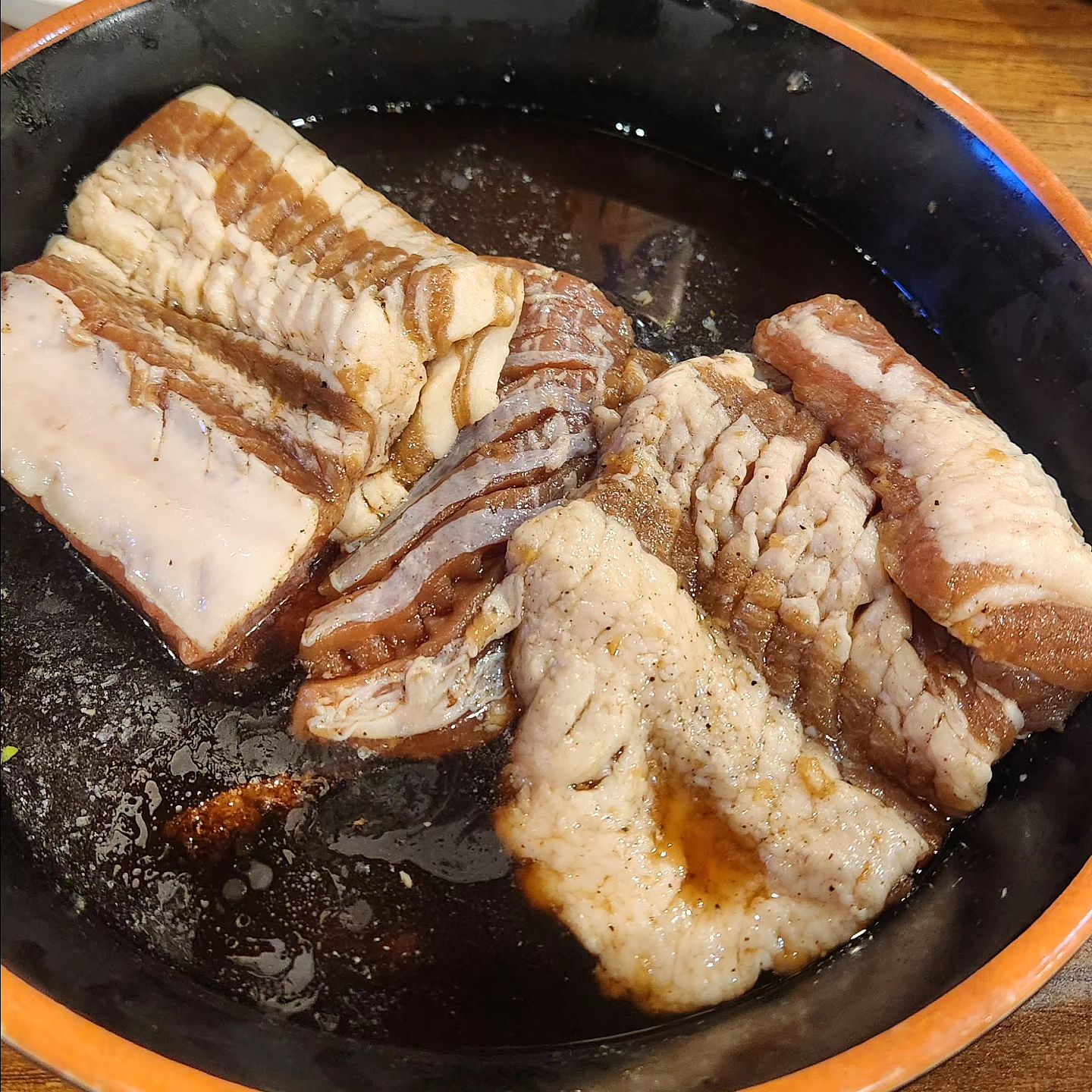 제주도만 비계삼겹살집이 있는거 아님ㅋㅋㅋ
🐷거제리에도 비계❗️돼지갈비줌
자주가는집이었는데
돼지갈비5인분 시켰더니... 
✔️비계4인분 ✔️살1인분 붙은거 줌ㅋㅋ
9세랑 같이 갔기에... 이건 도저히 안될것같아서
살있는쪽으로 2인분을 더시키면서
이게 맞는거냐고 ❓️물었더니
이게 맛있는거라고함ㅋㅋㅋㅋㅋㅋㅋㅋㅋㅋㅋㅋㅋㅋ
난 맛있는거 도저히 못먹겠고❌️ 술맛다떨어져서 ❌️
고기한점도 안먹고 돈만버리고 나옴!!!! 
에이C👣 🤣🤣🤣

#거제리고기집
#어우돈아까워
#시청고기집
#부산비계고기집