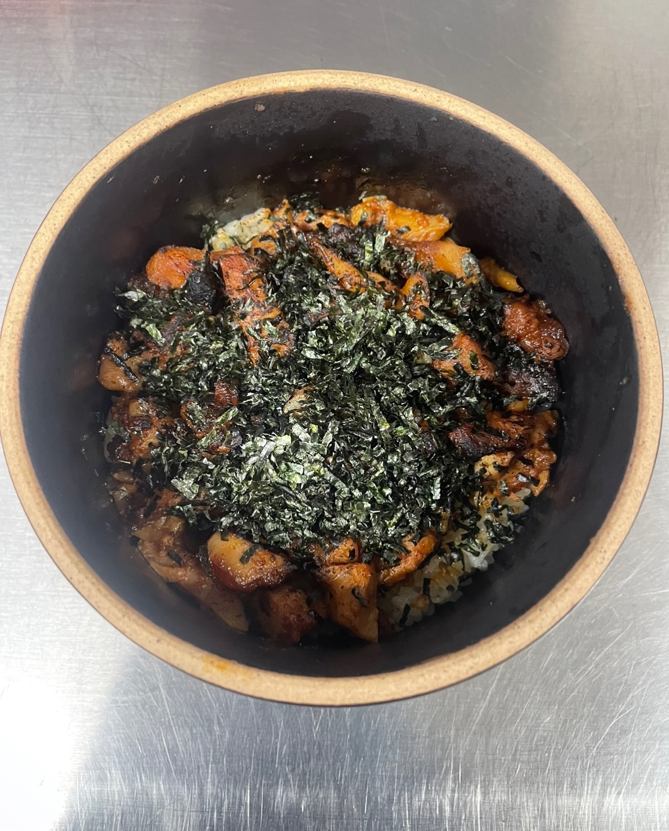 교촌 신메뉴 #다담덮밥 
토치를 이용해서 닭을 한번 불향내줘요!

#교촌치킨 #신메뉴 #교촌다담덮밥 #먹스타 #변우석 #교촌치킨모델변우석 #변우석광고