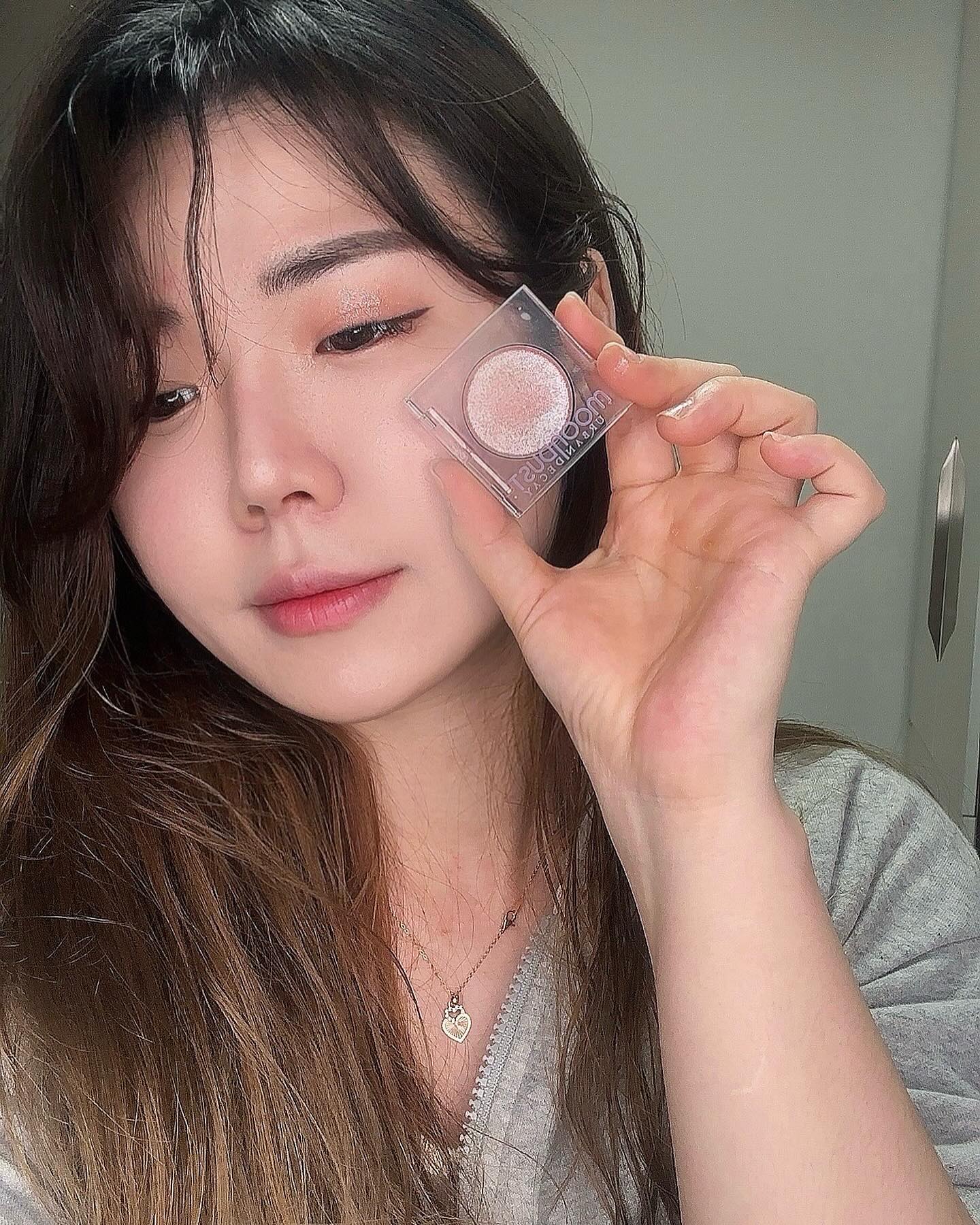 #광고 #문더스트 모노 아이섀도우

 
저세상반짝임에 홀딱 반해버린 크러신하드  문더스트 아이섀도우

바세린광 아이섀도우로 작고 촘촘한 글리터 포뮬라로 가루날림도 없고 내눈에 완전 착붙 세상 예쁜 반짝임이 눈에 밤하늘의 별이 내린거같은 펄이 미쳤다구욤!!!! 

총7가지 컬러감으로 다양한 컬러감이있으니까 내가 원하는 색감으로 저세상반짝임을 표현할수있답니다! 

베이스부터 하이라이터 애교살까지 다양하게 활용할수 있는 섀도우 문더스트로 영롱한 글리터 메이크업 해봤는데 어떤가욤 넘 예쁘지않나용 ㅠㅠ!! 짱예랍니다. 

제가 사용한 색은 크러신하드인데 피치베이스에 실버 글리터색감이라서 사랑스럽고 섹시한느낌이 공존해서 너무 마음에 들었던 색감이었어욤 다른색도 다 사용해보고 싶다는 생각이 쟁겨야하남 흠흠!! 

어반디케이는 역쉬 제가 픽서도 그렇고 애정하는 브랜드인데 섀도우도 넘 최고인거같아욤 ㅠㅠ!! 꼭 사용해봐야한다구욤 널리널리 영롱함을 알려주고싶윤 마윰!!

#어반디케이 #문더스트모노아이섀도우 #글리터아이섀도우추천 #바세린광 #뷰티 #코덕 #코덕스타그램 #선팔하면맞팔가요 #맞팔선팔 #데일리 #소통 #좋아요그램 #좋반  urbandecaycosmetics