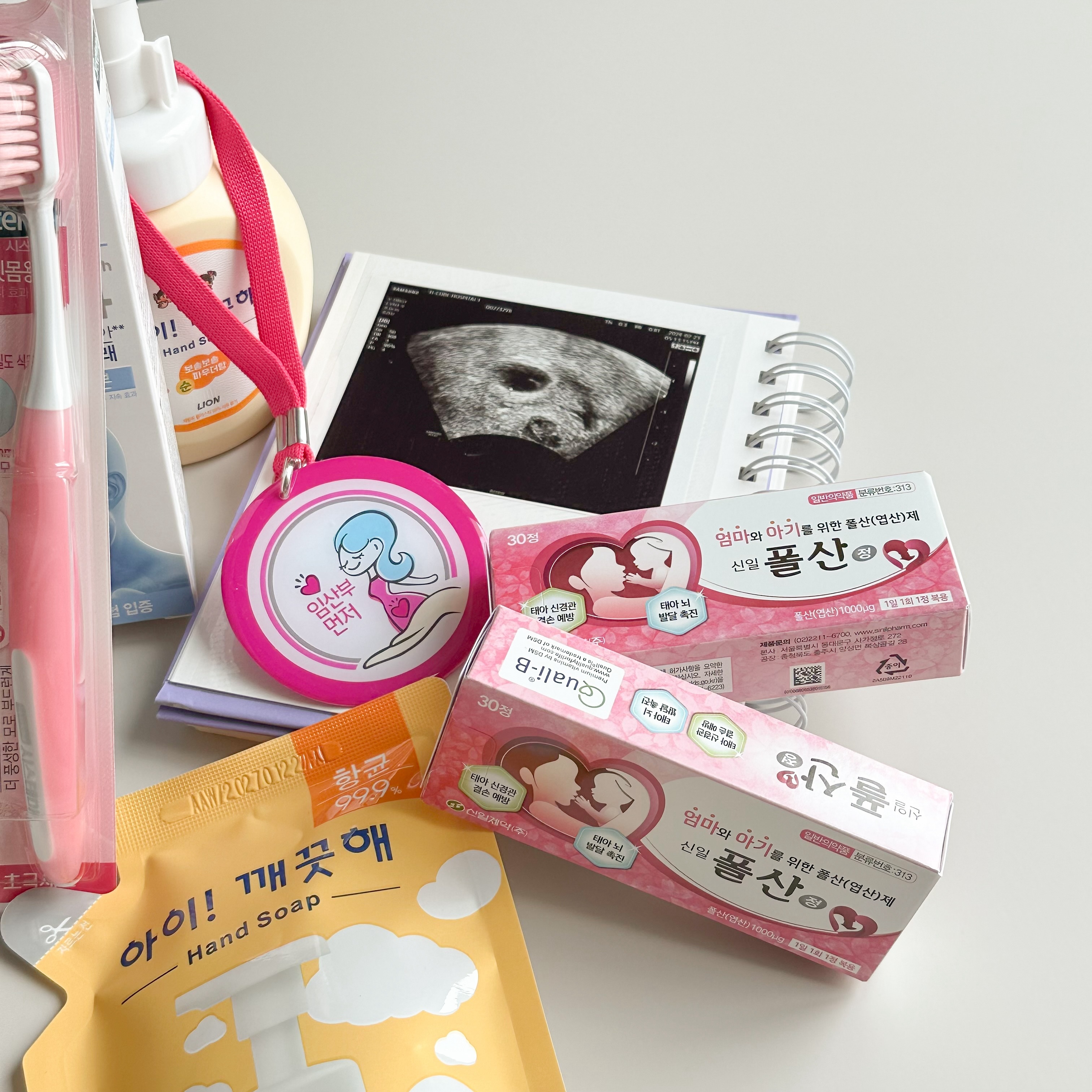 오늘 보건소에 가서 
임부등록 + 산전검사를 하고왔어요 :)
임신은 두번째지만 다 처음해보는 거라
이게 뭐라고 또 긴장되더라구요 🤣

관할 보건소에서 임부등록을 하시면
임산부 뱃지와 함께 선물을 주는데 (각 보건소마다 다를 수 있습니다)
저희 동네는 철분제와 위생세트를 주셔서
아주 마음에 쏙 ! 들어답니다 🩷
살림살이 선물이 제일 좋은 아주미에요 ㅎㅎ..

이번주에는 아기 심장소리를 들으러 가야하는데
아기 보기 전까지는 계속 긴장되고 떨리는 것 같아요
이번 주에도 아기가 잘 성장한 모습 보고 올 수 있게
응원해주세요 !!!! 💪🏻

#임신선물
#임부등록완료👶