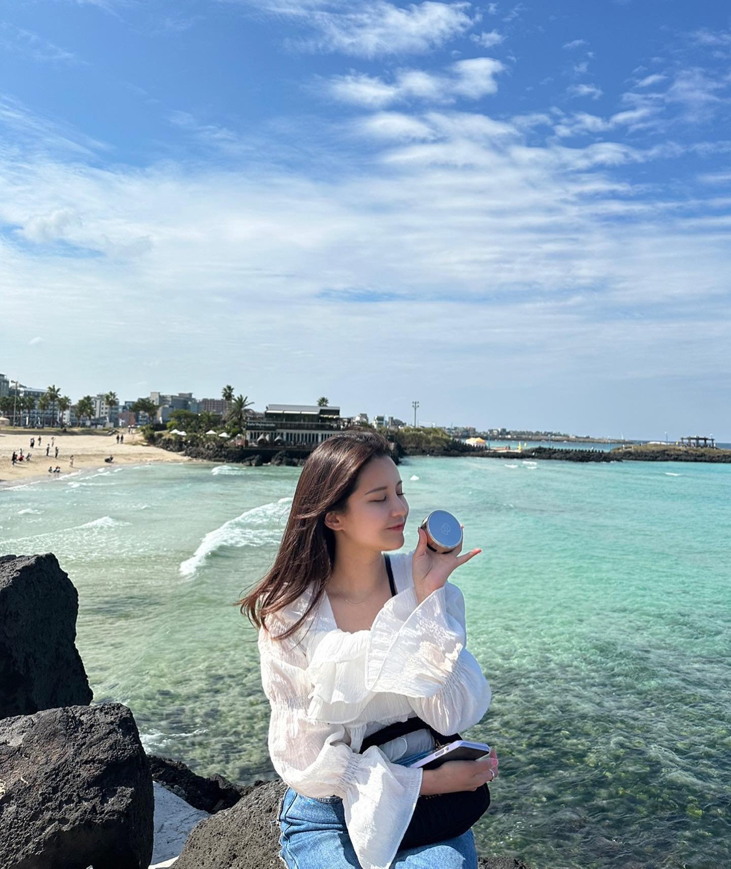 #협찬#유앙리온#디노쿠션

강력하게 피부 커버랑 촉촉함을 느끼고싶을때 사용하는 디노 롱웨어 커버리지 듀얼쿠션 파운밤! 
이번에 놀러갈때도 결혼식에도 잘썼다 보송 -😗

한칸은 파운데이션 밤 붉은기랑 잡티 커버!
한칸은 앰플 쿠션!! 커버된 피부에 광 올리기 ⭐️
그럼에도 크지않는 휴대가능한 사이즈🫶

무너짐없이 자연스런 피부톤결 보정
쿠션파운데이션 바를필요없이 한번에
케이스도 거울이라 거울도 따로 필요없다는..❤️‍🔥🙈