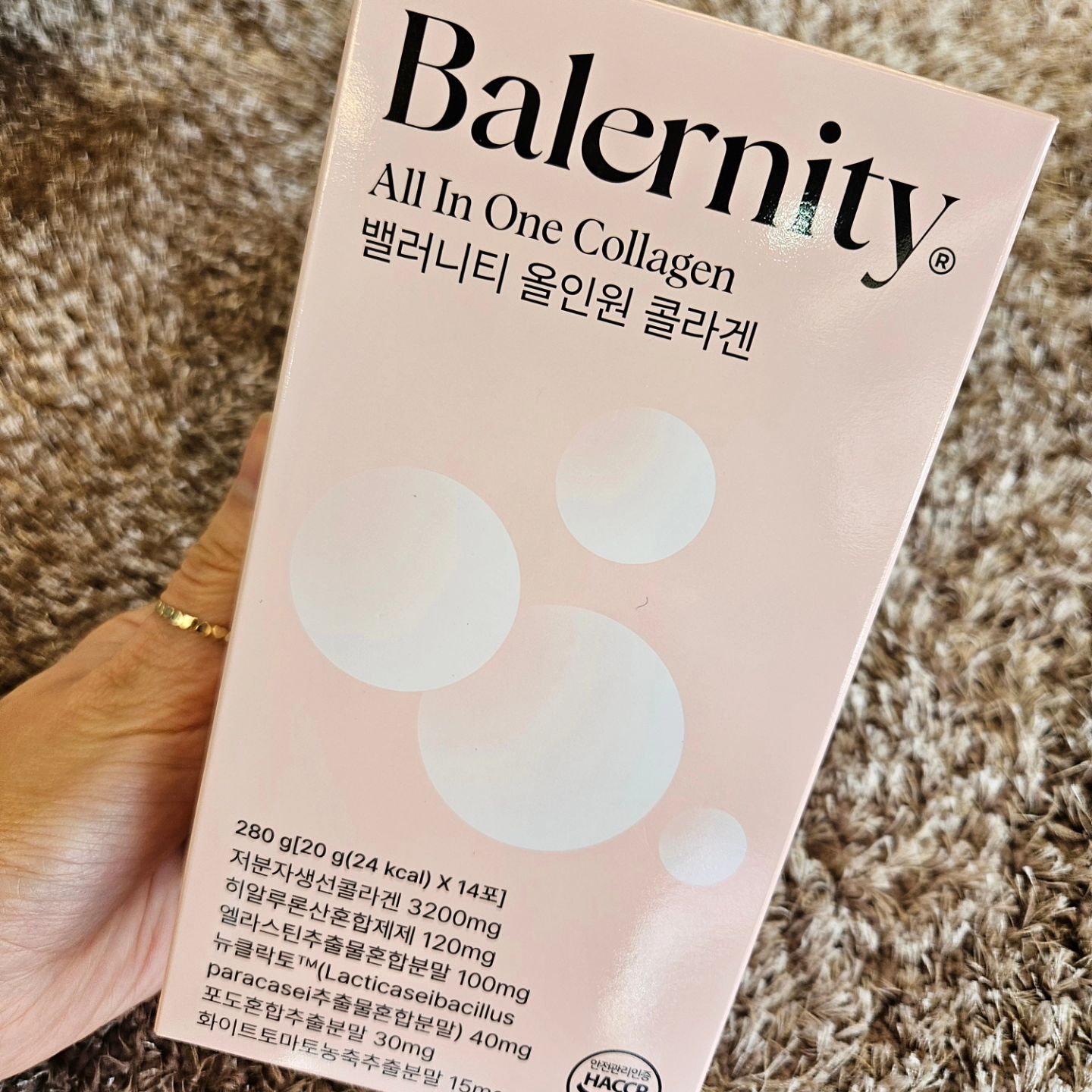 밸러니티 올인원 콜라겐 ❤️
피부 속건조를 가지고 있어서 콜라겐을 챙겨먹기 시작
콜라겐 종류는 너무많고.. 액상이 흡수가 빠른건 잘 알지만
비려서 먹지못해서 항상 고민이였는데 
밸러니티 올인원 콜라겐 만나고 그런 고민 쌰악 ! 사라짐....ㅋ
뭔 콜라겐이 이렇게 맛있지....ㅋㅋㅋㅋㅋ
액상스틱으로 챙겨다니기도 간편
얼려먹어도 맛있고 ㅋㅋㅋ 액상 콜라겐 맛있는건 첨봄.....🤔
-
밸러니티 올인원 콜라겐 한포에
- 저분자생성콜라겐
- 히알루론산
- 엘라스틴
- 세라마이드... 그리고 뮤신에.. 피부를 구성하는 요소와
이너뷰티 포뮬러 를 하나로 합쳐져서 완전 대박 콜라겐 ㅋㅋ
왜 이제야 나온거늬 ㅠㅠ
-
앞으로 콜라겐 벨러니티다 !! 내피부를 부탁해~~😍

-
#밸러니티 #액상콜라겐추천 #올인원콜라겐 #얼려먹어도맛남 
#그냥도맛남 #왜이제야발견 #현재이벤트중 balernity_official