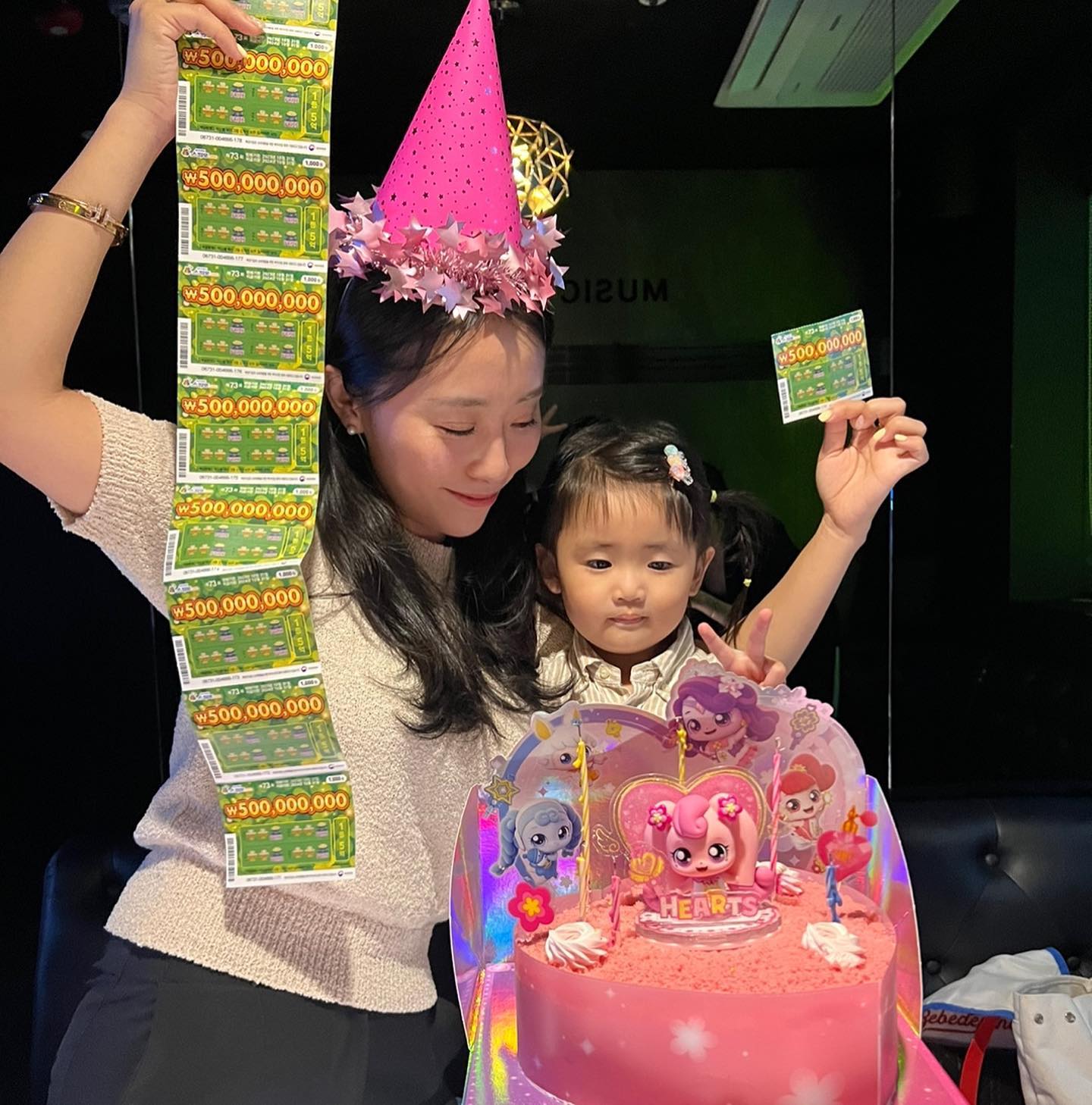 #33번째 #생일파티
#전생에뭘했는진모르겠지만친구복하나는끝나네 🫠 
#사랑듬뿍받고가는오하은
오늘 이스토리까지 할말도, 고마운 마음도 너무너무 많다🫶🏻 #사랑해얘들아

주인공싸움 치열했지만 그래도 꼬깔콘은 내가 썻다. 하은아 엄마 생일이래도? 마지막까지 방구이모 덕분에 울다웃다나옴. 내년엔 혼자 나와서 주인공싸움 없이 편하게 즐길래,,,🥹
#결론은사랑해혀나야
#방구야잊지못해 ...
#기승전결사랑이니니최고
#신데렐라보다엄격한말렁 🩵
