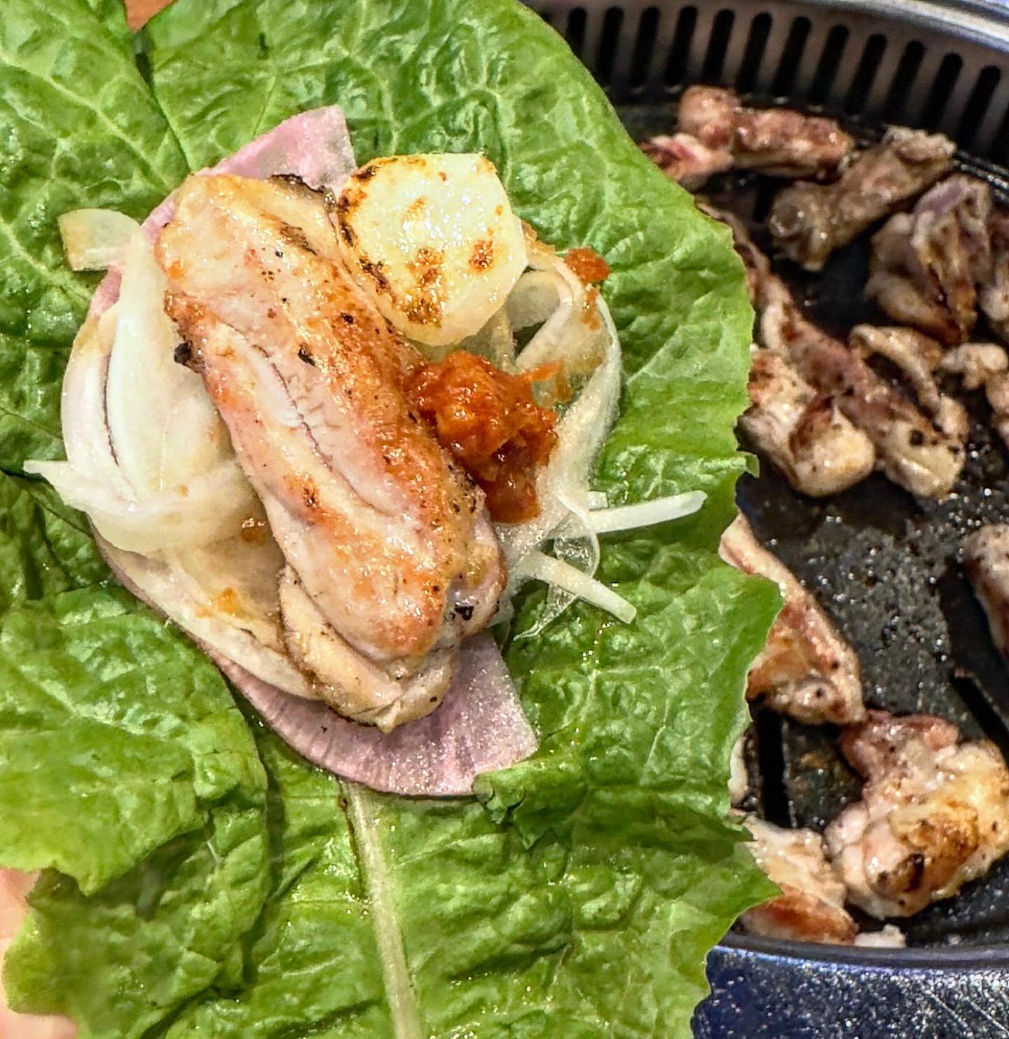 친구랑 다녀온 #수완지구맛집 🥄

#사계진미수완점 

무한리필인데 닭갈비 퀄리티가 좋아 깜짝 놀랐어요😲

✔️12세 이상 1인 닭갈비 뷔페 17,500원
(8-11세 10,900원 / 유아 7,900원)

✔️주류 뷔페 (소주+생맥주) 7,000원

숯불닭갈비 종류는 3가지가 있는데요!
기본, 간장 양념, 매운 양념 모두 맛있었어요💛

샐러드바에는 신선한 야채, 치킨, 닭곰탕, 음료 등 다양하게 준비되어 있어요👍

🥢사이드 메뉴 “비빔막국수”
새콤달콤한 맛의 비빔막국수도 꿀맛! 닭갈비와 함께 드셔보세요🫶

-

[사계진미 숯불닭갈비 광주수완점]

➜ 가성비 넘치는 가격에 부드럽고 육즙 많은 닭갈비를 무한으로 먹을 수 있음!

➜ 깨끗하게 관리되는 매장 내부, 샐러드바!

➜ 술 좋아하시는 분은 주류 무제한 이용하기!

-

🚘 주차는?
사계진미 본건물 “노블타워 주차장“ 2시간 무료

-

📍광주 광산구 임방울대로332번길 9-12
(수완동 1434)

⏰ 12:00 - 23:00

☎️ 062-952-9299

.
.
.

#광주닭갈비 #광주고기 #광주고기집 #광산구고기집 #광산구닭갈비 #광산구맛집 #광주맛집 #수완지구고기 #수완지구닭갈비 #수완지구맛집 #수완지구고기집 #광주데이트 #수완지구데이트 #수완동닭갈비 #사계진미숯불닭갈비광주수완점

.
.

#먹스타맞팔 #먹팔 #먹스타그램맞팔 #먹팔맞팔 #먹팔해요 #맛스타그램