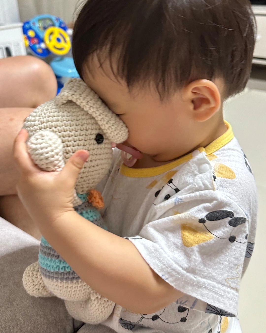 🐰

#모던하우스토끼 좋아하는
하준이를 위해 찌유누나가 토끼인형 떠줌😍
좋아해줘서 고마워💕

마지막사진에 모던하우스 토끼들 사이에
찌유가 뜬 토끼 찾아보기~🤣

#진해뜨개맛집 #코제이공방 #초2뜨개질
#인형뜨개 #토끼인형뜨개 #뜨개질