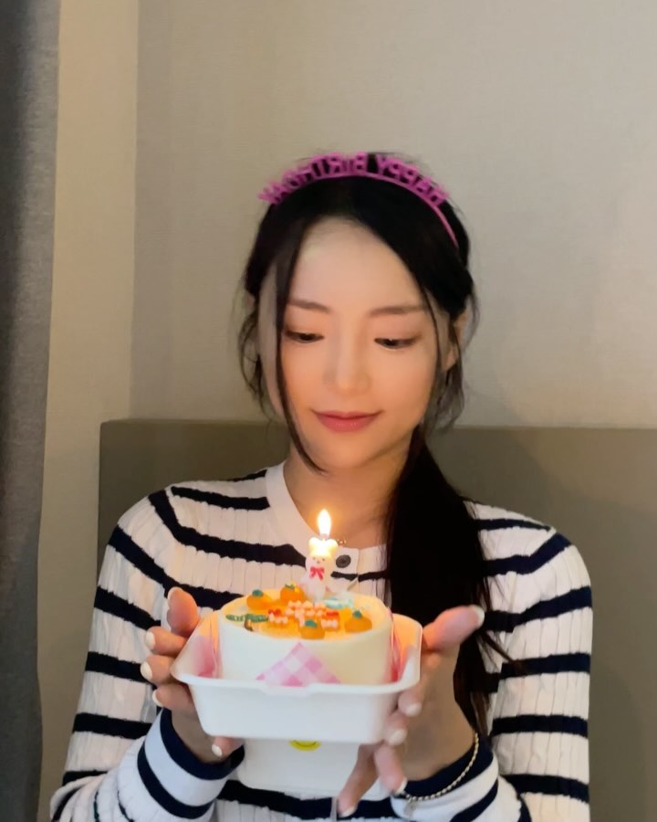 행복했던 생일🎂
아직 예정된 나름의(?) 생일 파티가 두 번은 남아있지만?
그 두 번도 마이 러버들과 행복할 예정😘

하나하나 사진을 올리진 못 했지만 너무 많은 선물을 받아버린,,
내가 뭐라고 다들 이렇게 챙겨 주냐고~
말로 설명할 수 없지만,, 다들 사랑해용🫶🏻🙆🏻‍♀️ 

물욕 제로인 나 생일선물 사주느라 다들 고생이 많,,
내가 갖고 싶은 게 정말 너무너무너무 없어하니까 급 제주도 여행까지 가준 남편 제일 알라븅🫶🏻♥️

나이 먹을수록 생일이 점점 무뎌지는데 주변 사람들 덕분에 행복하게 보냈긔 (⑅´•⌔•`)*✲ﾟ*｡ ♥️

#HBD 🎉