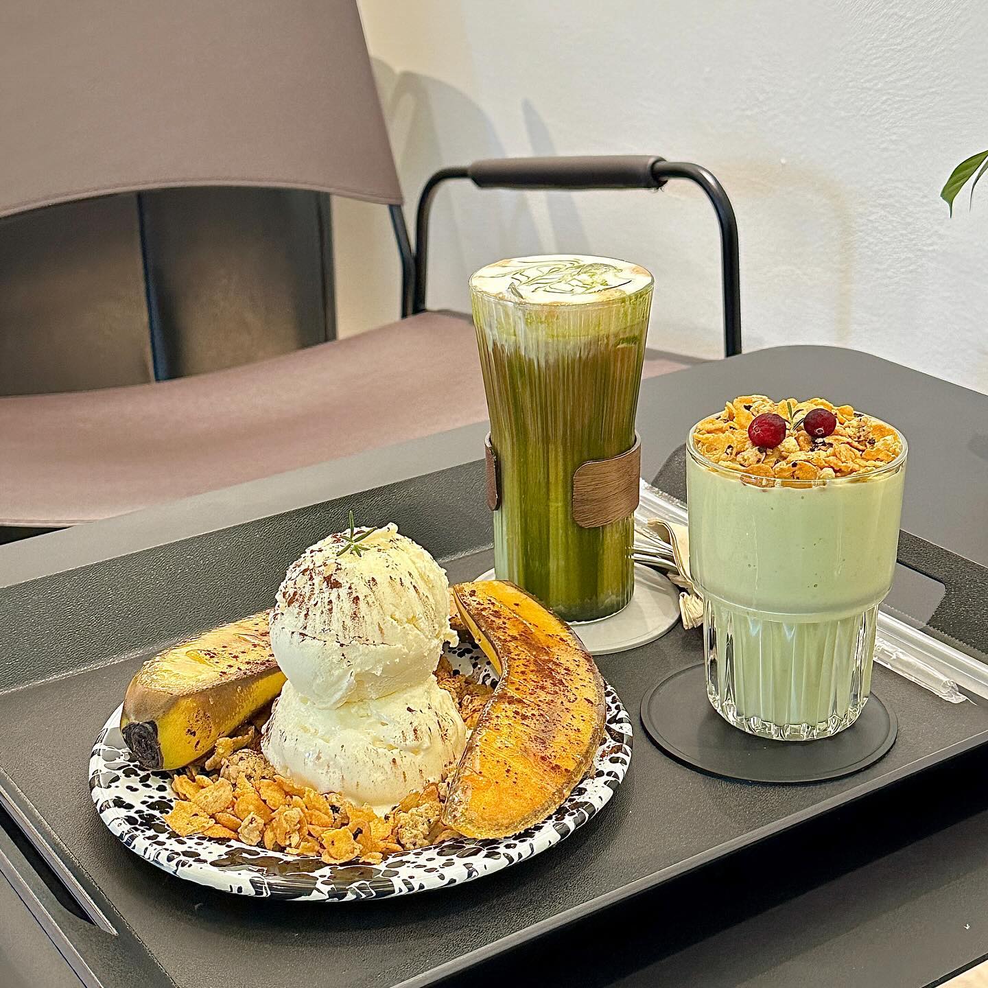 ⠀⠀⠀⠀
📍김천, 배꼽 belly_button_cafe 
⠀- 매일 10:30-22:00 /라스트오더 21:30
⠀- 포장, 배달, 단체 이용 가능, 예약, 주차

시그니처 메뉴인 솔라떼와 아보카도라떼 💚
​
솔라떼는 유기농 제주말차를 사용해 진-한 말차와
에스프레소 조합이여서 자칫 쌉싸름하고
쓴맛이 강하게 느낄 수도 있는데
위에 부드러운 크림 덕에 조화가 넘 좋더라구용!
​
아보카도 라떼는 진짜 건강한 맛 그잡채 ..
음료라기보단 꾸덕꾸덕한게 요거트 식감?!
단 맛이 거의 없고 중간중간 씹히는 시리얼 덕분에
건강한 한끼 느낌?! 든든하니 좋더라구오

바나나브륄레는 바나나 위 얇게 코팅되어있는 설탕코팅을
포크로 깨서 떠먹으면 되는데
달달한 바나나+달달한 설탕코팅=맛없없 조합!
 
김천에서 전시회보려면 타지역까지 가야하는데
배꼽 갤러리 카페에서 커피도 마시고
작품도 볼 수 있어서 일석이조랍니댜 ୧( “̮ )୨✧
힐링되는 기분 .. ♥️
⠀
⠀⠀⠀
#배꼽 #김천신음동카페 #김천카페 #김천디저트카페 #김천갤러리카페 #김천시청카페 #김천신상카페 #김천핫플 #윶잇냠_김천