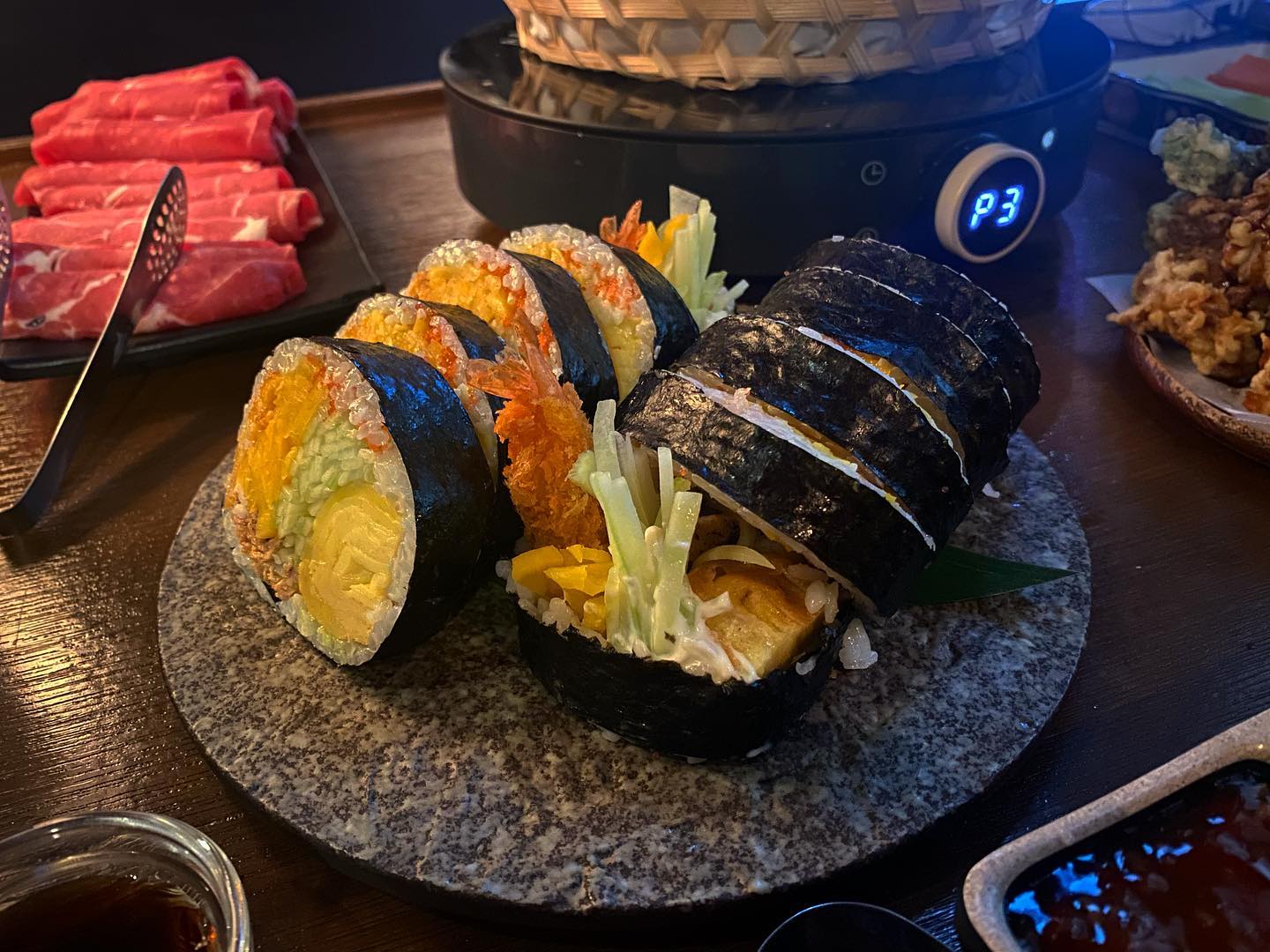 분위기 이자카야
-연남(봉명동)

숨겨진 대전 맛집 진짜 구석에 있고 
우연히 술집 찾으러 3바퀴 돌던 중 발견!!

오후 5시인데도 2석제외 만석이고 
우리 들어가고 바로 웨이팅 시작..!!

메뉴는 넉넉하게 시켰고 
3가지 메뉴 모두 성공!! 
진짜 개존맛탱 ㅠㅠ 
전골은 진짜 신기한게 냄비가 없고 종이냄비..!!? 
그리고 1인당 계란노른자랑 
소스도 다 주시고 친절함도 최고

집에와서도 계속 생각나
전골 다 먹고 면사리 죽사리까지 추가해서
싹싹 긁어먹기 ㅎㅎㅎㅎ