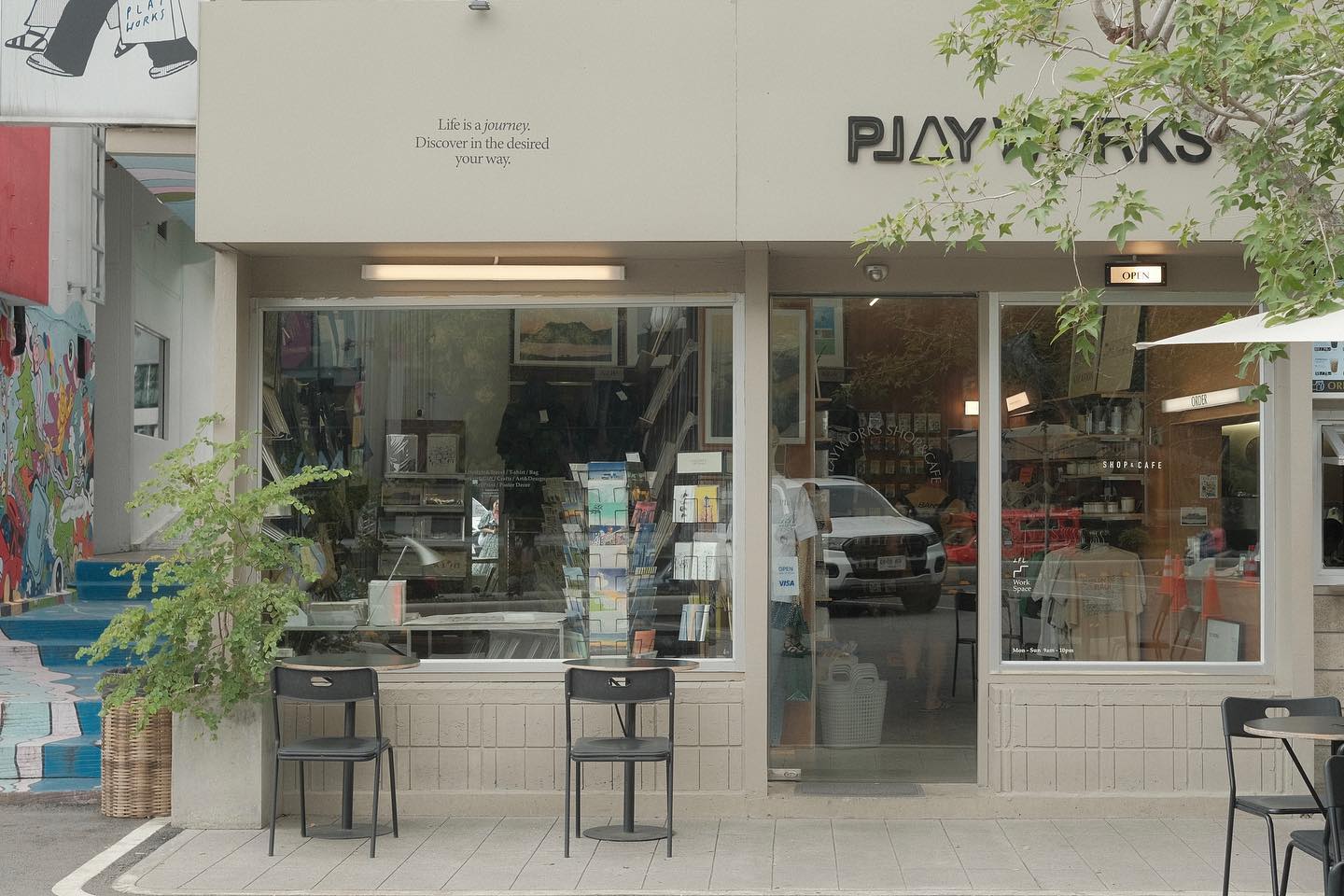 빈티지하면서도 아기자기한 소품들을 판매하는 #thinkpark 의 #playworks 💛 참새는 방앗간을 지나칠수 없어서 폭풍 쇼핑을😝

#chiangmaitrip #thailand #chiangmai #oldtown #oldcity #nimmanhaemin #shopping #tripphotography #travelling #travel #travelblogger #travelgram #travelphotography #fujifilm #태국여행 #치앙마이여행 #스냅사진 #여행스타그램 #올드타운 #치앙마이올드타운 #취미사진 #길거리스냅 #님만해민 #플레이웍스