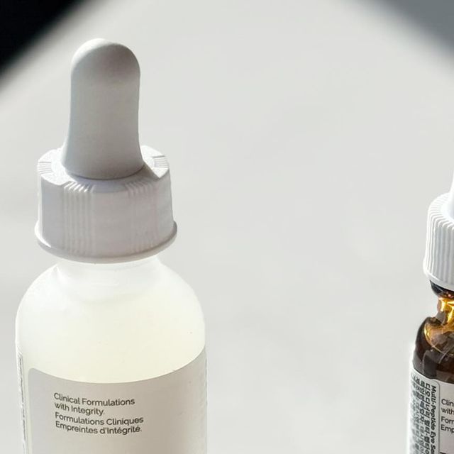  이 예빈 on Instagram: "-
#단순선물 

@ordinaryskin_official 

🩶멀티-펩타이드+HA 세럼 / 30ml 
 - 피부 탄력, 주름, 세월의 흔적케어를 도와주는 고농축 세럼!

🩶멀티-펩타이드 아이세럼 / 15ml 
 - 눈가주름,붓기,다크서클 관리를 도와주는 아이세럼 👀

🩶멀티-펩타이드 래쉬 앤 브로우 세럼 / 5ml 
 - 속눈썹,눈썹 모발을 풍성하고 튼튼하게 
  관리해주는 브로우 세럼! 👀

  디오디너리에서 얼굴피부 전반적인 주름,
 탄력관리, 눈가피부관리에 도움이 되는 
  제품들을 보내주셨습니다!👍🏻👍🏻
 
  요즘에 갑자기 기온이 영하로 떨어지면서
 푸석푸석해지고 탄력이 떨어지는 피부관리에 넘나 
 좋은 제품들이에요!✨✨

아무리 보습이 탄탄한 크림을 발라도
속건조가 느껴지시는 분들,,,
기초케어 제품들을 얇게 여러번 차곡 쌓아서 발라보세요! 
절대 한가지만 듬뿍 바르는 건 NO!!!!!!!!!
피부가 다 흡수 못 합니다!!

  저는 요즘 이 제품들을 피부에 얇게 차곡차곡
  쌓아서 사용해보고 있어요! 
  확실히 보습이 깊은 고농축 제품 하나 바르는 것보다
  내 피부에 맞는 기초케어 제품들을 얇게 여러번 쌓아서
  바르는 게 피부 속건조,속당김 관리에 좋더라구요! 

  제품 보내주신다길래 한번 받아봤는데 
  쫀쫀,매끈 피부결관리에 도움이 많이 되는 것 같아서 
  요즘 너무 잘 써보고 있어요! 
 
  눈가주름 관리 제품들은 
  다크서클 케어에도 도움을 준다고 
 컴퓨터를 많이 보는 직장인 필수템입니다🩶👀
 .
 .
 .
 #디오디너리 #펩타이드 #펩타이드아이세럼 #펩타이드아이래쉬 
  #펩타이드세럼 #세럼추천 #수부지세럼 #흔적케어 #눈가주름관리 #30대피부관리 #세월흔적지우기 #속눈썹영양제 #눈썹영양제 #아이케어 #코덕 #코덕맞팔 #리뷰"