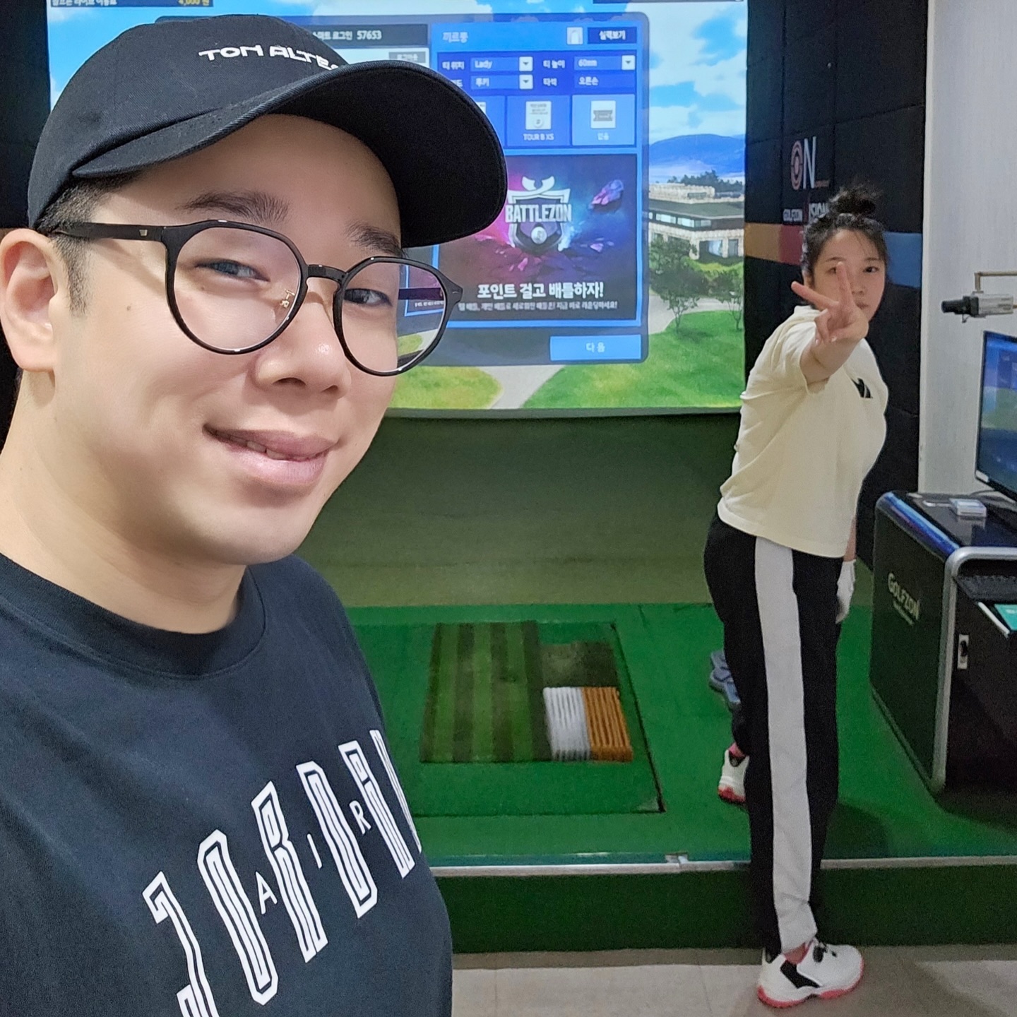 #협찬 주말엔 남편이랑 스크린🎵

이번 가을을 목표로 열심히 연습중인 골린이
스크린부터 깨백하는걸로!! 가보자고!!😆

남편이 선물받은 골프네임텍은 
미국 고품질의 유명 로마크사 제품을 사용하여 
섬세한 레이저 가공으로 제작했어요.

고급스러운 디자인으로 선물하기에도 좋고
원하는 각종 로고 유명캐릭터로 제작이 가능해요.

#골프네임택 maxcom4u

-
#부부골퍼 #골프 #골프백네임택 #골프네임텍 #네임택 #네임텍 #골프이름표 #골프가방네임택 #네임택제작 #골프용품 #골프선물 #캐리어네임택 #필드선물 #여행용네임택 #메탈폰넘버