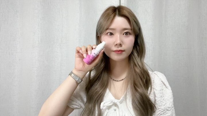 #광고 #협찬 bealllab.official 

복숭아 맛, 스프레이 형태여서 간편하게 섭취할 수 있는 비올랩 글루타치온🍑

#글루타치온 은 멜라닌 발생을 억제하여 피부를 밝게 유지하는 데에 도움을 줍니다. 20대 때부터 자연적으로 감소하고, 30대 이후부터 급격히 줄어들기 때문에 따로 섭취해주는 것을 추천합니다!
비올랩 글루타치온은 휴대하기 쉽고, 상큼한 복숭아 맛으로 거부감없이 산뜻하게 섭취할 수 있어서 좋아요🫧🍑
저는 장소 상관없이 수시로 뿌려주곤 합니다! 특히 직업상 사람을 만나 이야기를 많이 해야하는데 그럴 때 마다 주머니에서 바로 꺼내 사용해주면 산뜻해집니다! 흡수율을 더 높이려면, 식전에 뿌리는 것이 좋으니 사용 전에 확인해주세여~! 🍑🤍🍬🎀🫧

섭취방법 : 하루 3회, 1회당 5~6회 경구 투여
지금 바로 wadiz_official 에서 확인하세요 !!

#비올랩글루타치온