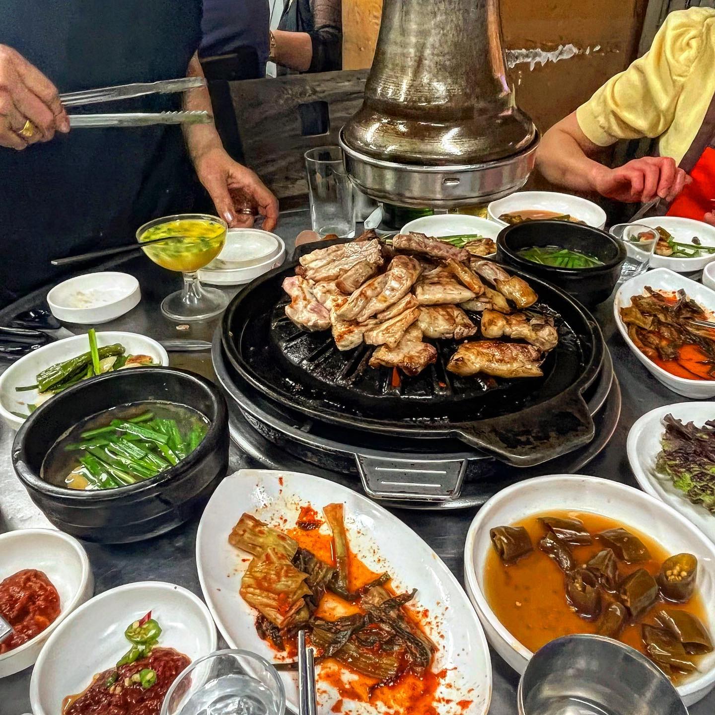 ✔️부암갈비

늦은 저녁에 갔는데도 웨이팅이 있었던 부암갈비

맛있다 맛없다 호불호가 많이 갈려서 굳이 안가봤는데 
오빠가 갈비먹자해서 같이가봄

맛은 삼겹살 느낌? 맛없진 않음
고기는 이모님이 다 구워주심
할머니집에 놀러간 느낌으로 이모님이랑 대화를 
많이하면서 밥을 먹었다 

소금에 살짝 찍어서 갓김치랑
먹으면 맛있다
고추짱아찌도 맛있음‼️

여기는 사이드 메뉴도 저렴하다
된장찌개1,000
맛은 시골 할머니집에 놀러가서 먹는맛 

계란은 마포갈매기 처럼
불판에 부워주심 (처음엔 서비스)

고기가 물려서 더이상 안들어갈때 젓갈볶음밥 시켜서 먹었다

굉장히 늦게 나온다 우리꺼 주문 안들어간거 아닌가 싶었을때 나왔다 바닥면은 누룽지여서 더맛있었음 맛은 갈치속젓이 은은하게 들어간맛 

맛있긴하나 누가 사준다고 가자고하면 갈것같음 그리고 굉장히 더움 지금도 더운데 한여름이면 최고일듯.. 

▪️생갈비 1판 19,000
▪️젓갈볶음밥 3,000
▪️된장찌개 1,000
▪️계란말이 2,000

📍 간석동 130-12
⏱12:00-23:00
(Break time 2:30-4:00)
매주 화요일 휴무
☎️ 032-425-5538
.
.
.
#먹스타융_인천
#먹스타융_간석