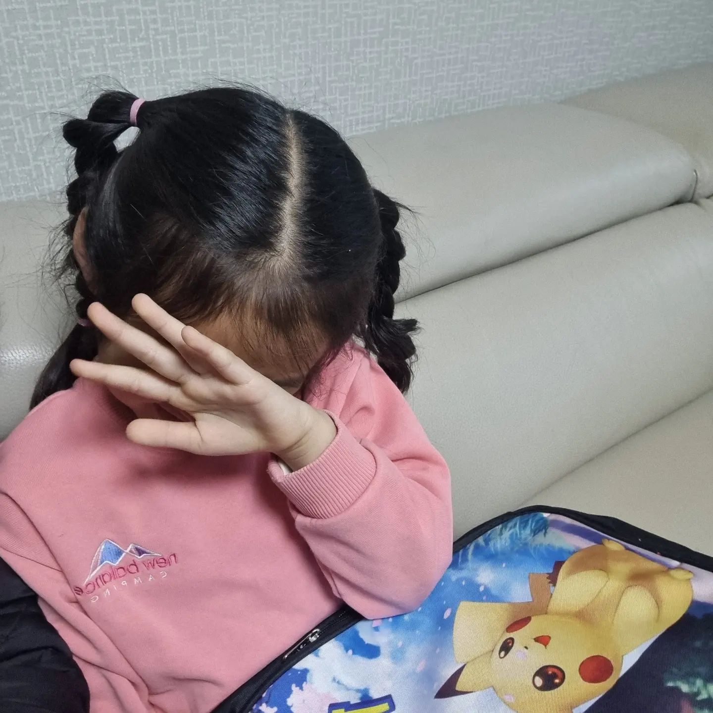 학교 다녀와서 쉴새없이 조잘조잘~~^^
아침에 교실 못찾아서 2학년 언니에게 물어서 들어간거부터 우리선생님 너무 좋다며 난 행운아야 하는 막둥이~♡

아침에 비오는데 우산도 안들고 막 뛰어가더니 일이 많았네~^^

내일은 자기소개 해야된다고 부끄럽다고 걱정한가득ㅋㅋ
너무 귀여운 쪼꼬미ㅋㅋ 
잘할수있을꺼야
넌 실전에 강하니깐~  홧팅ㅋㅋ

#새학기 #등교첫날 #1학년 #홧팅