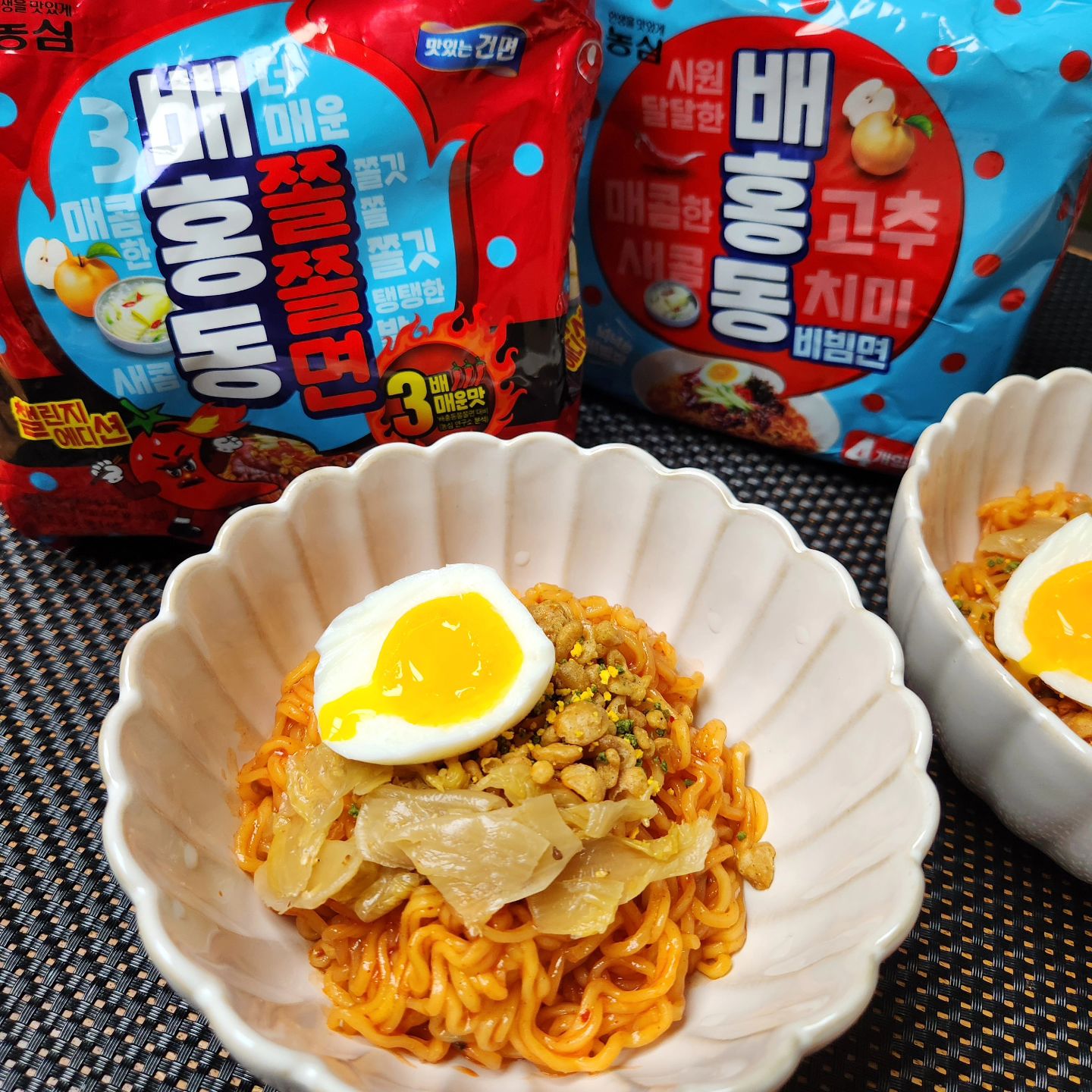 #광고 배홍동 비빔면 & 쫄쫄면을 맛있게 먹었던 것 같은데 🍜 🍜 🍜 
이번에 <배홍동 쫄쫄면 챌린지 에디션>으로 출시되었습니다. 박수 짝짝짝!
제가 매운맛을 참 좋아합니다. 맛을 안 볼 순 없죠- 🏃‍♀️ 🏃‍♂️ 🏃‍♀️ 

기존 배홍동 쫄쫄면 보다 무려 3배!! 더 매운맛!! 🌶 🌶 🌶 

패키지부터 강렬함이 느껴집니다. – 건면이라고 하던데 🍜 🍜 
조리시부터 왠지 모를 쫄깃함이 느껴지네요 – ㅎㅎㅎ

4분 30초간 잘 삶은 후 – 물기를 꽈악- 짜서 동봉된 매운 소스를 위에 뿌리고!

배, 홍고추, 동치미로 만들고 하늘초로 매운맛을 더한 소스부터 강한 냄새가 느껴집니다. 코끝을 찔러요 (?) 🌶 🌶 🌶 

특이하게 바삭한 후 첨 토핑이 있는데 다른 토핑들과 곁들어 먹으니 맛있네요!

처음 한입 먹었을 때는 음 매콤하다 했는데
먹다 보니 입부터 열이 나며 매움이 올라옵니다 ㅎㅎ 쉬었다 먹다 쉬었다 먹기를 반복
맛있는 매운맛이라 포기할 수 없어요!!! 계속 찾게 되는 맛이랄까요?

매운 거 자신 있다 평소에 매운맛 찾아 다니시는 분들(?) 이 제품도 도오전! 해보시길 추천 드립니다.
ㅣ
.
.
.
.

#배홍동비빔면 # 배홍동쫄쫄면 #매운라면 #농심 #배홍동쫄쫄면챌린지에디션 #3배매운맛 #맛있는건면 #맵부심