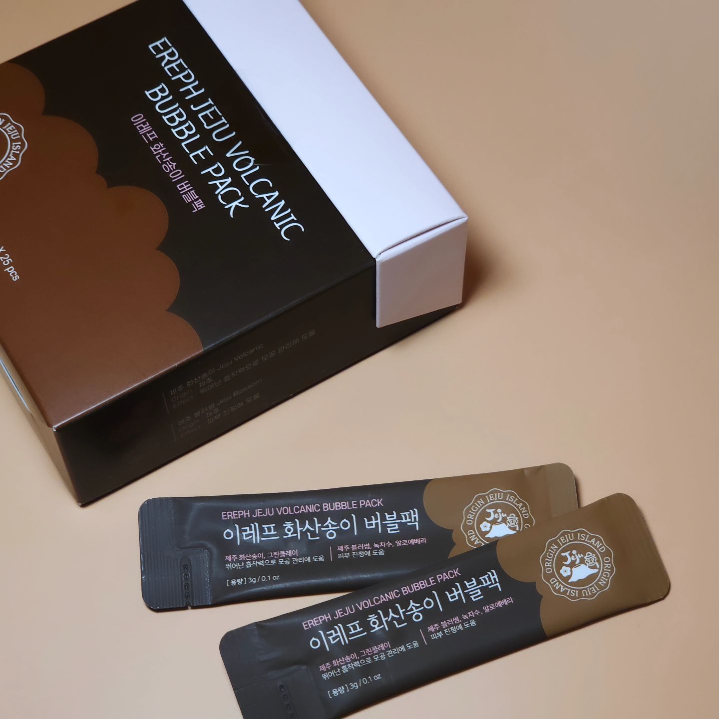 #협찬

 🫧이레프 화산송이 버블팩🫧

또아엄니 모공버블팩은 처음인데 이거 리얼 진짜 신기해요!

스틱파우치 형태로 되어 있어 뜨거나 짜서 사용하는 제품보다 
적정한 1회 사용량만을 사용할 수 있고 위생적이고 
간편하게 사용이 가능합니다.여행시에도 챙기기 좋겠죠??

제주 화산송이와 프랑스산 그린 클레이로 모공 관리에 효과적이며
사용 후 피부가 건조해지는 모공 관리 팩의 단점을 보완하기 위해 
제주 블러썸, 녹차수, 알로에베라잎추출물 등을 사용하여 사용 후에도 건조하지 않고 촉촉함을 유지할 수 있도록 도와줍니다.

모공 관리와 촉촉함을 유지하는 기능적인 부분 뿐만 아니라 
풍성한 버블이 만들어지고 터지는 과정을 직접 경험할수 있으며
팩이 마르기를 기다려야하는 머드팩 종류와 달리 버블이 생겼다가
터지면 물로 헹구어내기만 하면 되서 매우 간편하고 시간도 단축 됩니다👍

직접 사용해보니, 사용법 편하고 세안후 물기없는상태로 
쓱쓱~ 입가 눈가 주름피해 발라주며 살짝 롤링하니까 
버블이 뽀글뽀글 올라왔다가 톡톡톡 귀여운소리를 내면서 사라지더라구요!
그렇게 사라지면 다시한번더 롤링~ 반복후 세안하고나면!!
어머나 촉촉해🥹 당김도없고 자극도없이 간편해서 아침에 모닝팩으로
사용하고 세안하면 화장 넘나 잘먹을것같아요!!!

모공관리, 짜지말구 이레프 화산송이 버블팩 하세요♥︎
 좋은제품 감사합니당 ereph_official

https://smartstore.naver.com/ereph_official/products/7982551984

#이레프 #이레프화산송이버블팩 #화산송이버블팩 #제주화산
송이 #버블팩 #모공팩 #블랙헤드팩 #피지팩 #모공관리 #피지관리 #각질관리 #블랙헤드관리 #모공청결 #피지세정 #저자극 #뷰티 #모닝팩 #아침루틴