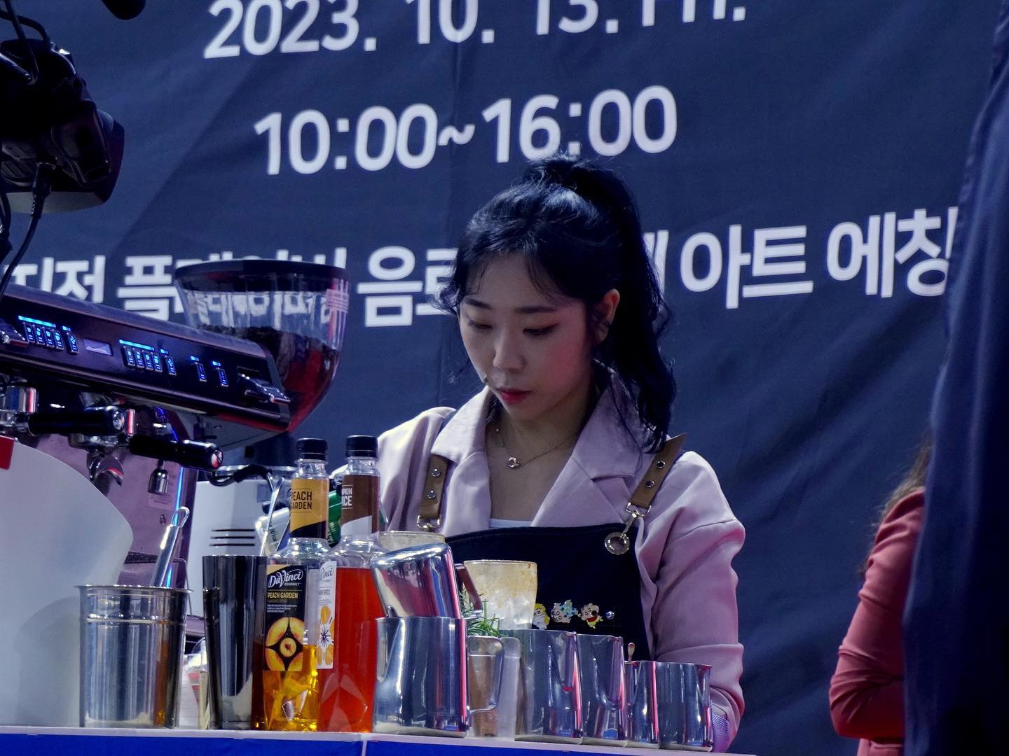 #다빈치베버리지레시픽
davinci_korea 

짧은 시간 준비하면서 행복하고 스트레스 많이 받는 나날들이었습니다
이게 무슨 말인가 싶으시겠지만

커피로 이런맛을 낸다고? 하는 기쁨과
이게 한계인가 싶은 절망감 속에서
그럼에도 재밌게 준비하고자 했던 것 같습니다🙂

선수로 처음 출전하게 되면서 무대가 떨리겠구나 싶었는데 무대는 제 체질인것 같습니다 ㅋㅋㅋ
시간땜에 떨리는것을 제외하곤 재밌었어요 또 나가야겠어요

준비했던 음악도 틀어지지도 못했고 
무대 위에서 시연하면서 실수도 있고 마음대로 진행안되는 부분들이 있어서 그것들이 너무나 아쉽지만 그럼에도 그것들마저 제 실력이라 생각하고 다음엔 더 잘 준비해서 내년엔 1등 노려보겠습니다☺️

특별상 감사합니다🫶🏻

마지막은 평소에 너무 뵙고 싶었던 woodentamper 님 뵈어서 엄청 해맑은 표정😎