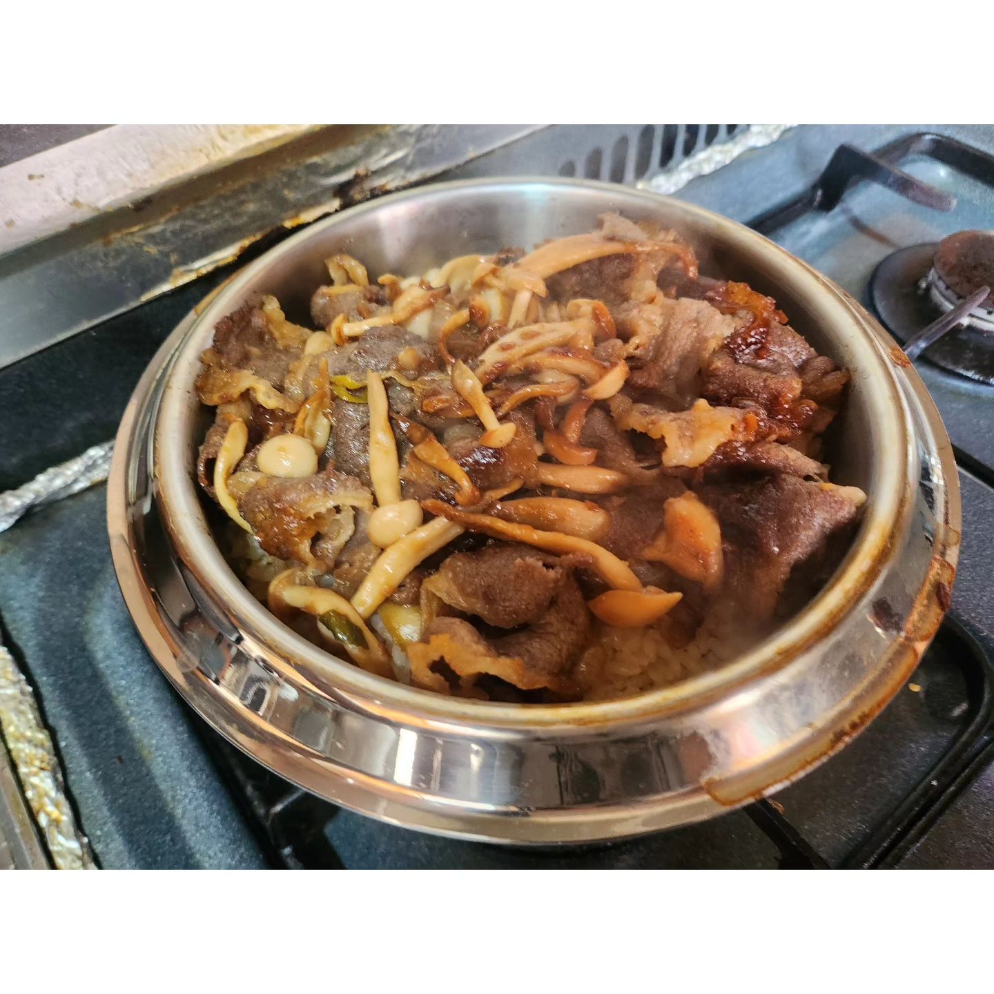 맛있는 #차돌솥밥 #레시피 ✨️🪄🧚‍♀️
.
🧚‍♀️ 밥 레시피 (2인기준)
👉 중불로 15분 | 약불로 10분 | 뜸 10분
- 밥 : 물 (1:1 비율)
- 간장 큰 2숟가락
- 맛술 (소주 가능) 큰 1숟가락
.
🪄 차돌 레시피 (2인기준)
👉  쎈불로 볶아주세요 (10분정도)
-  차돌 100g
-  간장 큰 2숟가락
-  맛술 큰 1 숟가락
-  다시다 작은 1숟가락
-  양파 1/2
-  버섯 적당히
.
✨️ 밥 먹을때 버터 1조각 넣고 쓱쓱 비비면 끝 🫶
.
.
.
.
.
.
.
#솥밥 #솥밥레시피 #레시피공유 #다이어트레시피 #집밥그램 #집밥레시피 #쿡스타그램 #홈쿡 #요리스타그램 #집밥 #집밥스타그램 #요리 #온더테이블 #홈스타그램  #먹스타그램 #플레이팅 #혼밥  #맛스타그램 #푸드스타그램  #먹방 #브런치  #카페스타그램 #음식#저녁 #오늘뭐먹지 #맛있다그램 #먹팔  #냠냠