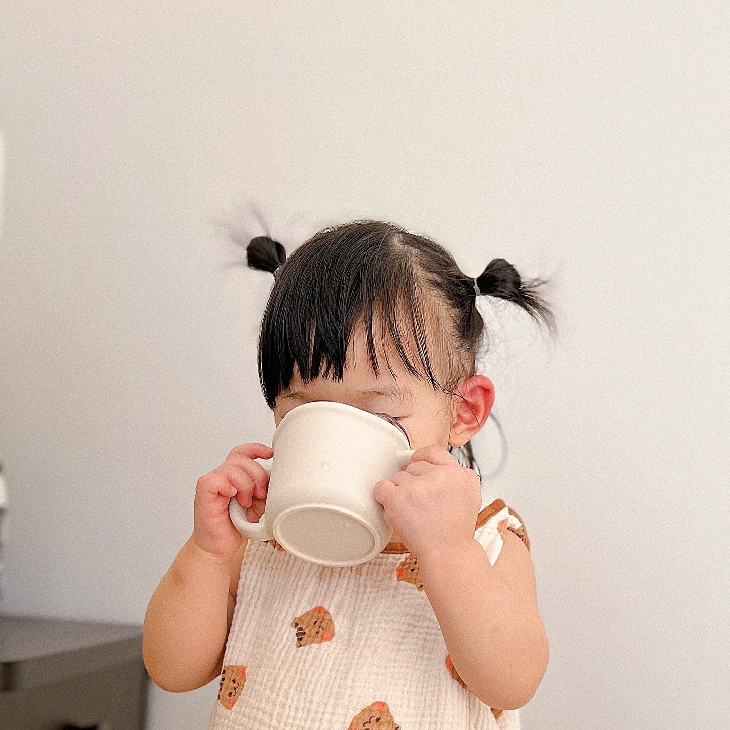 #인생548일차 #스키터증후군 
 
 
귀가 갑자기 2배 가까이 부어서 병원 댕겨왔어요 יִיִיִ
 
모기에 물렸나 싶어 연고를 발라줬는디
가라앉지 않고 오히려 반대쪽과 함께 더 붓기 시작해
급히 오후에 소아과행 🏃🏻‍♀️💨
 
자세히 진찰해 봐도 물린 자국은 전혀 찾을 수 없었고
양쪽 다 부은 걸로 봤을 땐 알레르기가 의심된다고 하셨어요. 
 
 
면역체계가 미숙한 영아들에게 자주 나타나는 ❛스키터 증후군❜. 
 
일명, 모기 알레르기로 약을 복용하면 2일 내에 금방 낫지만 
2차 감염으로 염증이나 고름이 보이면 바로 병원으로 가야 한대요 🚑
 
 
 
볼때기에 물린 모기 하나로 인해 
귀가 띵띵 붓고 긁고 씅내고 울던 이프림. 
 
지금은 많이 가라앉아서 긁지도 않고 
장꾸력만렙 이프림으로 돌아왔습니다 🫠
 
 
 
 
 
# 차라리 날 물어 🦟🤬
#17개월아기 #모기알레르기 #이프림🌿