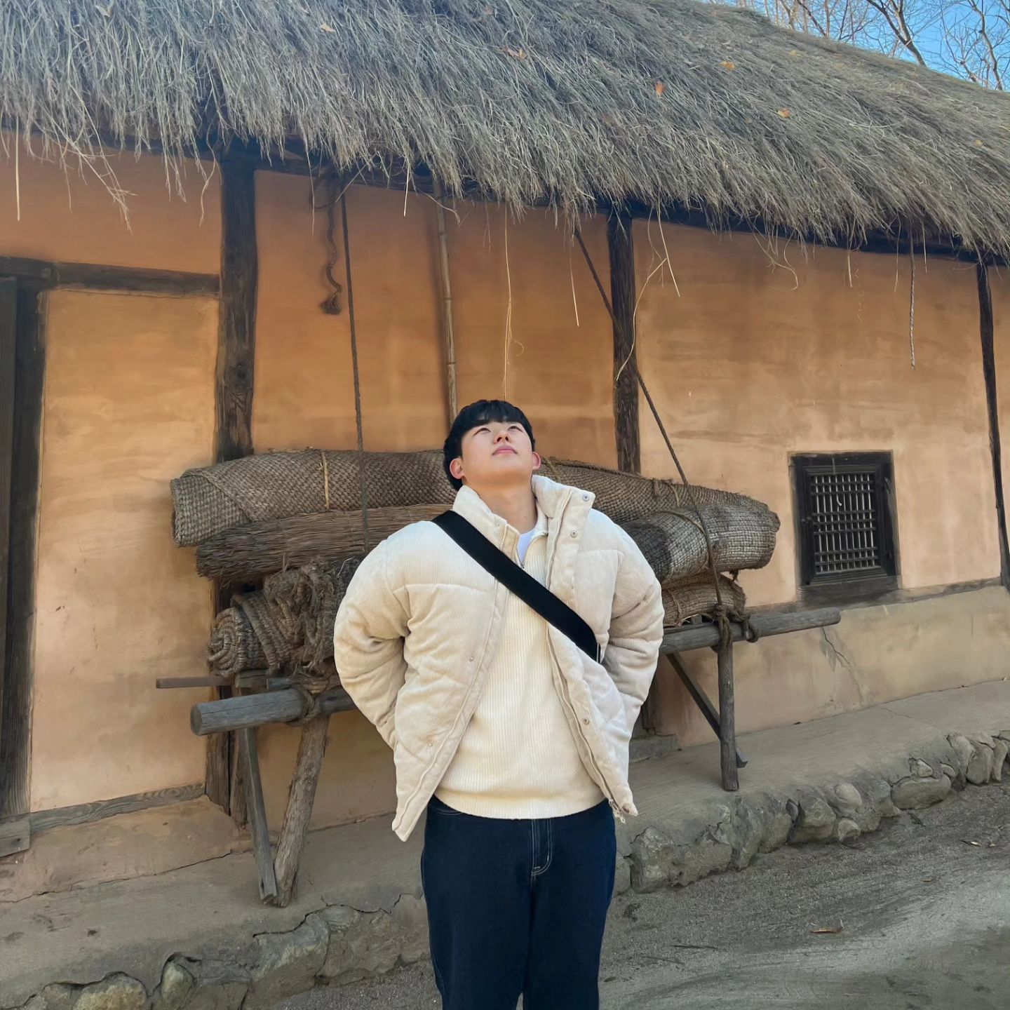 지난 주말에 날씨가 갑자기 추워져서 두꺼운 외투를 장착 해봤어요~ 조금 풀리긴 했지만 역시나 겨울... 화이트 톤으로 포인트 팍!!!
청바지로 마무으리~

그나저나 민속촌 실내가 없어서 너무 추워요 🥶
.
.
.
#ootdfashion #직장인룩 #민속촌 #dailylook #남자데일리룩 #남자겨울패션 #겨울코디추천 #20대코디 #패션계정맞팔