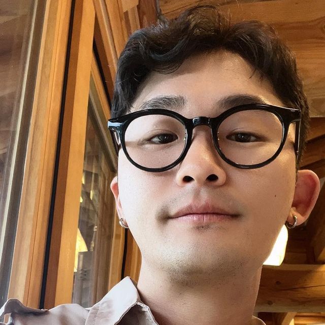 뉴진용스 on Instagram: "#협찬 행리단길에 위치한 @cafedohwa 다양한 커피와(디카페인 커피) 논 커피 메뉴 그리고 아이스크림 매일 직접 반죽하여 굽는 빵이 있는#카페도화 1,000평의 잔디 마당이