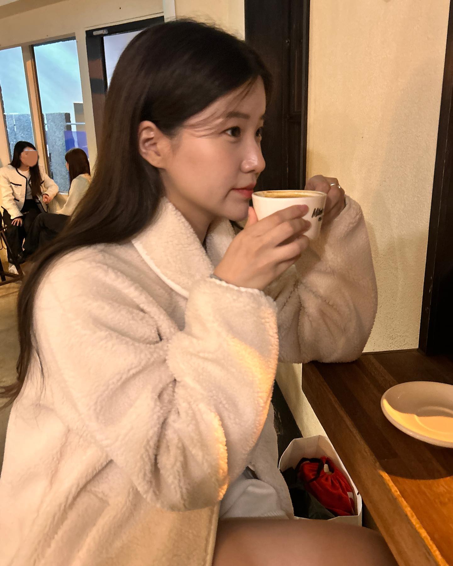 지현이랑 한남동 데이트중 ~
귀엽고 포근한 실루엣의 카라 플리스 자켓 🤍
둥근 카라에 여밈 디자인 케즈 브랜드만의 귀여운 실루엣에 가죽로고 디테일로 손이 정말 많이가는 디자인이랍니다🐑
가볍고 따뜻해서 지금 날씨에 아주 딱이에요 일주일 내내 단벌신사로 지내고 있어용ㅎㅎ완전 추천추천!!!
#광고 keds_korea