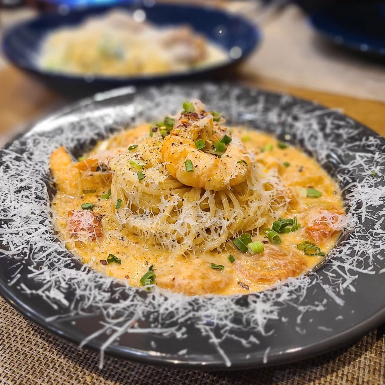 #협찬
🍽 비스트로메종

📌 위치 : 인천 연수구 컨벤시아대로 116 7단지 113호 비스트로메종
⏰️ 시간 : 10:00 ~ 21:00, 일요일 휴무
☎️ 번호 : 010-3732-4906

집이라는 의미의 메종,
집에서 가족들이 먹는다는 생각으로 직접만드는 소스에 
신선한 재료를 사용하는 파스타&스파게티 전문점인데요!

저는 시그니처, 베스트메뉴 두가지를 주문했습니다
먼저 쉬림프 비스큐파스타는 로제느낌은 파스타지만
맵지않았고 치즈와 탱글탱글 새우가 듬뿍들어가있는 파스타🤩

치킨대파크림파스타가 신선했는데요!
껍질을 바삭하게 구워낸 닭고기에 대파가 가득 들어있는
크림파스타로 크림과 대파가 안어울리거같지만
맵지않고 향긋한 대파향에 아삭아삭한 식감이
고소 꾸덕한 크림 소스가 잘 어울렸고 바삭바삭한
식전빵도 너무 맛있었어요!!

와인과 먹기에 너무나 훌륭한 파스타였고
매장이 넓지않기때문에 예약은 필수입니다👋👋👋

#비스트로메종#인천대맛집#인천대입구역맛집#인천파스타#송도맛집#송도파스타#송도핫플#송도양식#인천양식#송도가볼만한곳#인천가볼만한곳#연수구맛집#송도데이트#인천데이트#파스타맛집#인천송도맛집#먹스타그램#송도센트럴파크#송도데이트코스#먹스타그램#먹스타#먹팔해요#먹팔#좋아요#좋아요반사