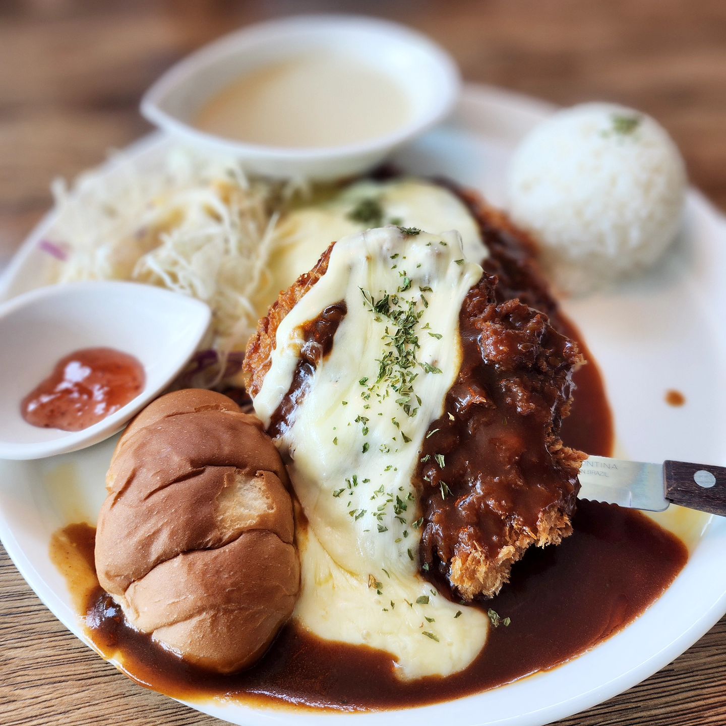#협찬 보든
.
대전 월드컵경기장 옆 돈까스 맛집 발견😏
다른것도 맛있긴했는데 돈까스가 진짜 넘사.. 
파스타도 엄청 내스타일 ㅜㅜ
양까지 많아서 합격!!!
브레이크 타임 없는것도 너무 좋아🥹
매장도 넓직하구 주차도 편하구
엄빠랑 아주 편하고 맛있는 점심 먹구 왔당
.
엄빠도 나도 원픽은 돈까스!!!!!
담에 또 돈까스 먹으러 가기류 약속🙌🏼
.
#보든 #노은동맛집 #대전월드컵경기장맛집 #노은동레스토랑 #리뷰노트 #돈까스맛집 #유성맛집 #맛스타그램 #먹스타그램 #가족외식 #치즈돈까스 #해산물토마토파스타