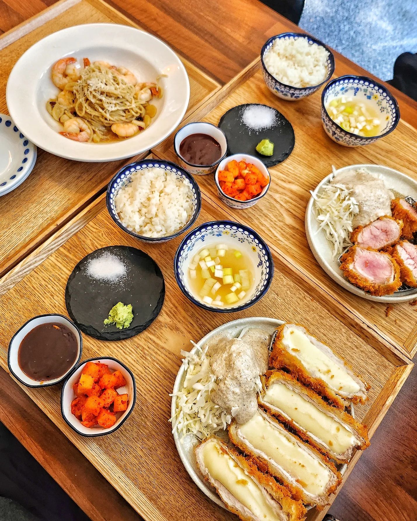 #협찬 #리뷰노트
송도 돈가스&파스타 맛집 카츠스타 

돈카츠와 파스타의 극락을 맛볼 수 있는 송도 맛집
카츠스타에서 먹부림 제대로 하고왔습니닷٩(ˊᗜˋ*)و 

카츠스타에는 돈가스뿐만 아니라 다양한 파스타와
떡볶이 등 저렴한 사이드 메뉴도 있어서
아이들 데려오기에도 좋을 것 같더라구용 !💗
특히 런치세트인 돈카츠+파스타세트도 있어 가성비 좋게 맛볼 수도 있어요˃̵͈̑ᴗ˂̵͈̑

저는 안심카츠, 치즈카츠, 엔초피파스타를 먹었는데연
누룩소금으로 숙성시켜 돈가스가 부드럽고 풍미가,,,,🙉

엔초피파스타도 꾸덕하고 짭쪼름한 소스가 제대로 였습니당 !
칵테일 새우가 아닌 정말 오동통 큰 새우여서 식감이 더 조터라구여😝

송도 맛집 찾으시는 분들께 카츠스타 추천드립니닷👍

#송도맛집 #돈까스맛집 #파스타맛집 #돈가스맛집
#돈카츠 #송도데이트 #송도데이트코스 #송도데이트추천 #인천맛집 #치즈돈카츠 #안심돈카츠 #엔초비파스타 #파스타그램