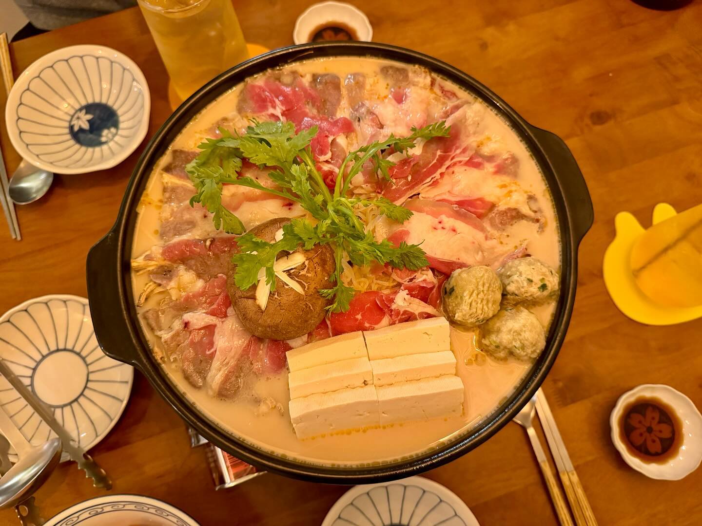 #토끼주방
#샤로수길맛집 #낙성대맛집

#협찬

아늑하고 따뜻한 분위기에
귀여운 토끼들이 가득한 토끼주방!🐰

국물이 일품인 나베, 신선한 사케동이랑
달콤상큼한 유자사와까지 정말 너무 맛있었어요🥰

이자카야 분위기 진짜 취향저격!
음식도 맛있고, 분위기도 좋아서 
남편이랑 좋은 시간 보내고 왔답니다🫶🫶
데이트 코스, 2차 모임장소로도 추천해요!

#샤로수길이자카야 #낙성대이자카야 #샤로수길데이트 #서울대입구맛집 #서울대입구이자카야 #맛스타그램 #먹방스타그램 #맛집 #맛집추천 #맛집스타그램 #일상 #일상스타스램
