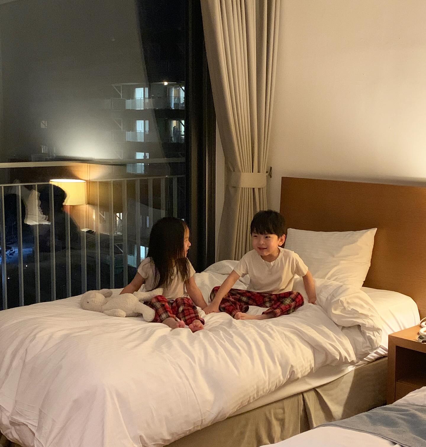 5분에 한번씩 싸우지만 뒤돌아서면 언제 싸웠냐는 둥, 이렇게도 진~득한 짝꿍도 없을 정도로 사이좋은 기린달 🤎🤍
감기하나로 12개월을 보내온 23년 안녕✋🏻