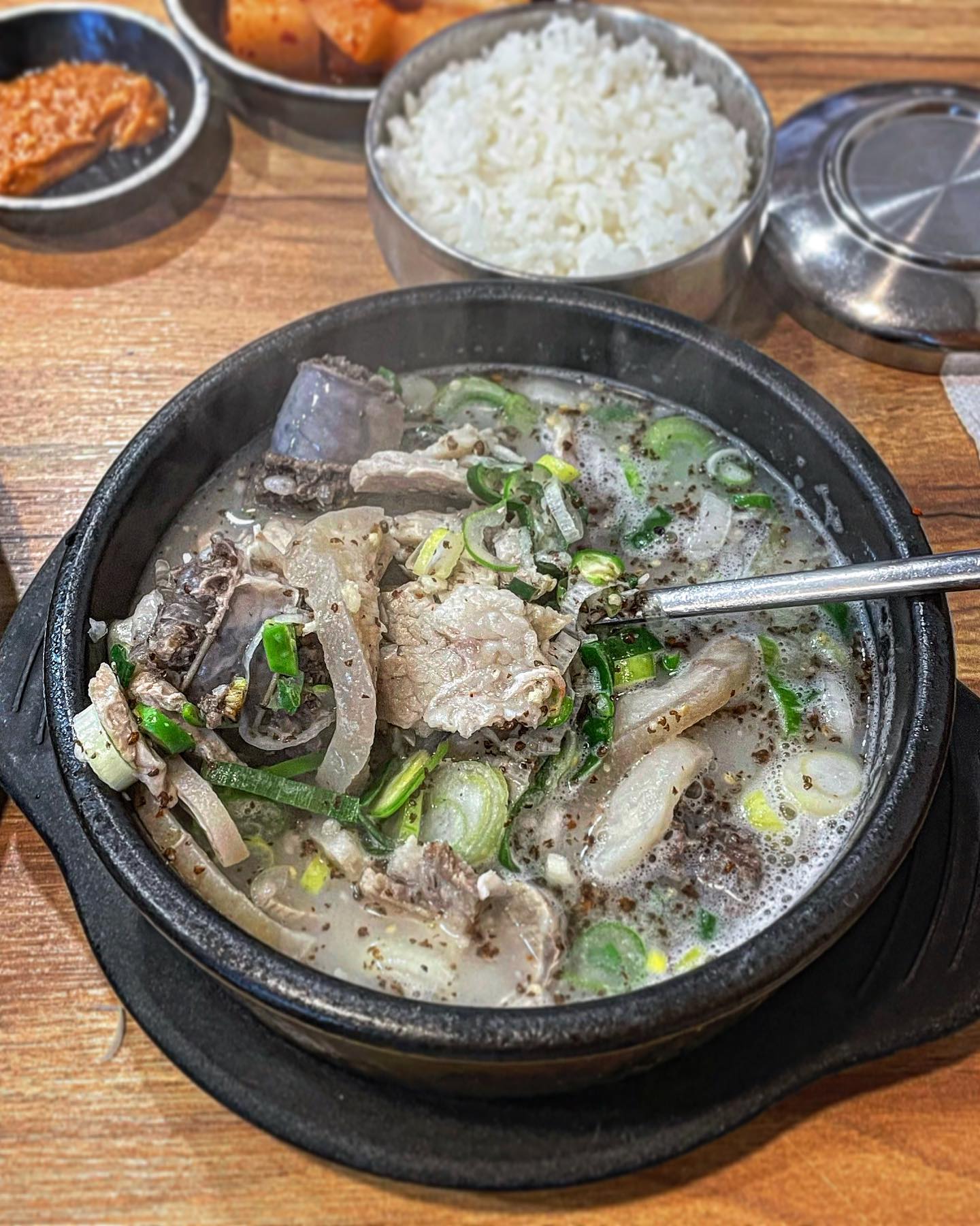 양으로 승부하는 순대국밥맛집, 종각 #청진동장터순대국 

쌀쌀한 겨울 날씨에 잘어울리는 
종각역에 뜨끈한 순대국맛집에 다녀왔어요🔥

순대국,해장국,감자탕이 유명한 맛집으로
수육은 안주메뉴로 저녁부터 나온다고 해요!🤤

순대국1인분을 시키면
마늘,대파,들깨,양념다대기,새우젓을 차려주시고
입맛에 맛도록 원하는 만큼 넣어서 먹을 수 있어요

순대국밥에 국물도 담백하고 깔끔한 맛이
뜨끈하니 속이 다 개운해지는 맛있었어요 👍🏻
고기의 양도 푸짐하고, 잡내도 없어서 
담백한 국물과함께 한술뜨는 맛이 아주 인상적 :)

마지막에 공기밥을 남은국물에 말아서
맛있는 깍두기,김치랑 함께 마무리하니
속이 든든해지는 기분이었어요🔥

쌀쌀해지는 겨울날씨에 순대국밥 생각나면
한그릇하러오기 딱 좋을 것 같아요❤️

📍상호 : 장터 순대국파보쌈감자탕
📍주소 : 서울 종로구 종로5길 40 1층
📍영업시간 : 매일 00:00~24:00
📍메뉴 :  순대국(10,000)

#종각역맛집 #순대국맛집 #순대국밥 #순대국 
#종각맛집 #종로맛집 #국밥맛집 #국밥