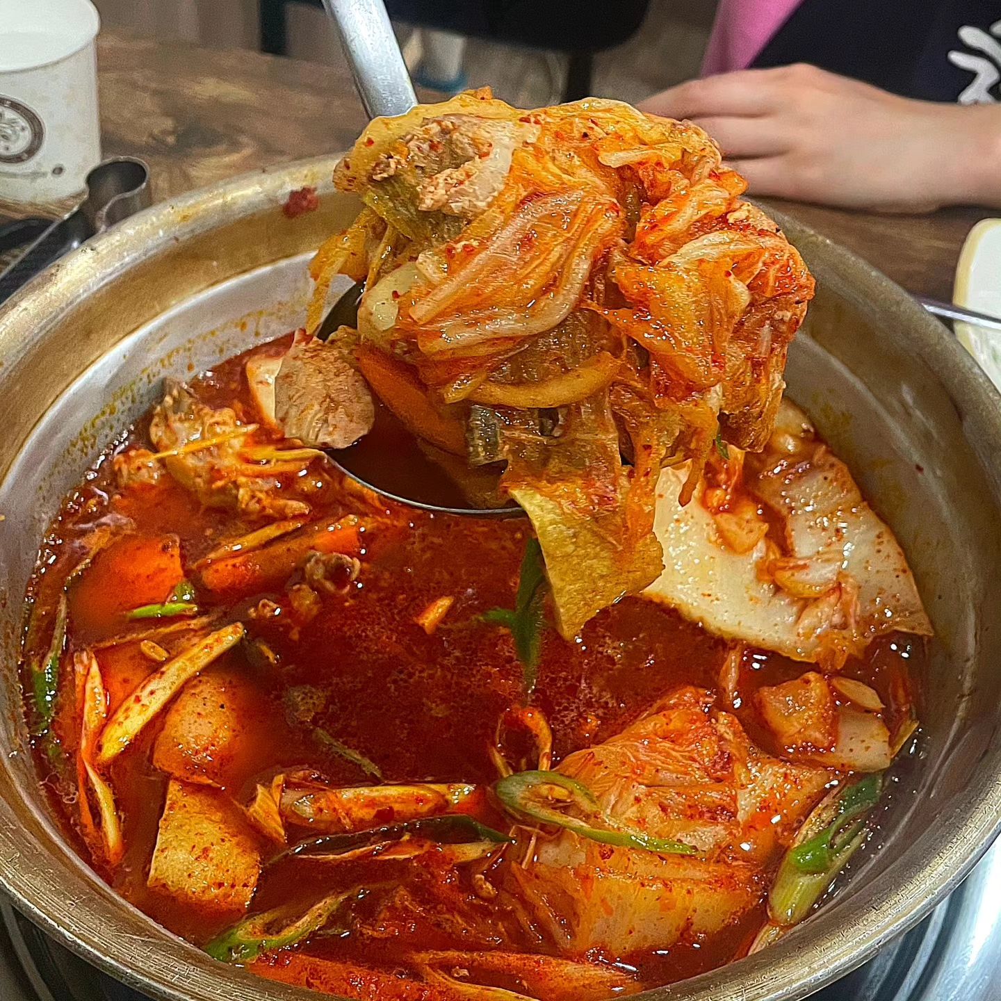 야들야들 맛있는 서현역 닭도리탕🐔😋

2인분임에도 푸짐한 양!
다리살만큼 부드러운 퍽퍽살!

묵은지/당면 추가는 필수!
텁텁하지 않은 깔끔하고 시원한 #닭도리탕 🫠🫠

전기밥솥은 따라할 수 없는 솥밥만의 촉촉하고 고소한 흰쌀밥에 묵은지김치 올려먹으면 어느새 솥밥은 자취를 감춤..😳😳

괜찮아! 숭늉 해먹으면 되니까!
후식으로 숭늉까지 즐길 수 있는 여기는?!

🐽 #서현역 #양푼이닭도리탕
🐽주소: 경기 성남시 분당구 황새울로360번길 12 대명프라자

#서현닭도리탕 #서현닭볶음탕 #서현맛집 #서현가볼만한곳 #서현저녁 #서현닭도리탕맛집