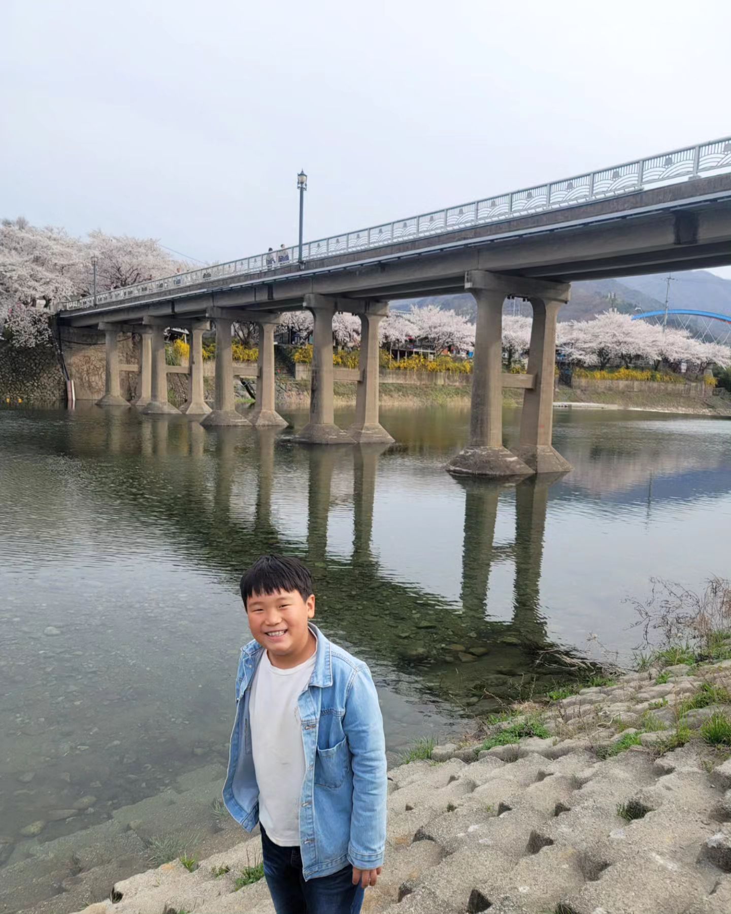 💛
가족 모두 함께 간 #하동여행

섬진강도 보고
화개장터도 가고
맛있는 제첩회정식과
생전 처음 먹어본 벚굴 💛

차선이 1개밖에없는데
차가 많아 가는데만 5시간 걸렸지만🤣

벚꽃 많이 봐서 좋다
날씨가 좋아서 너무 좋다 
부모님과 함께올수있어서 감사하다 등등

그것마저 긍정적으로
생각하려 하는 내 모습이 
오늘 좀 대견했음 💛 #셀프칭찬