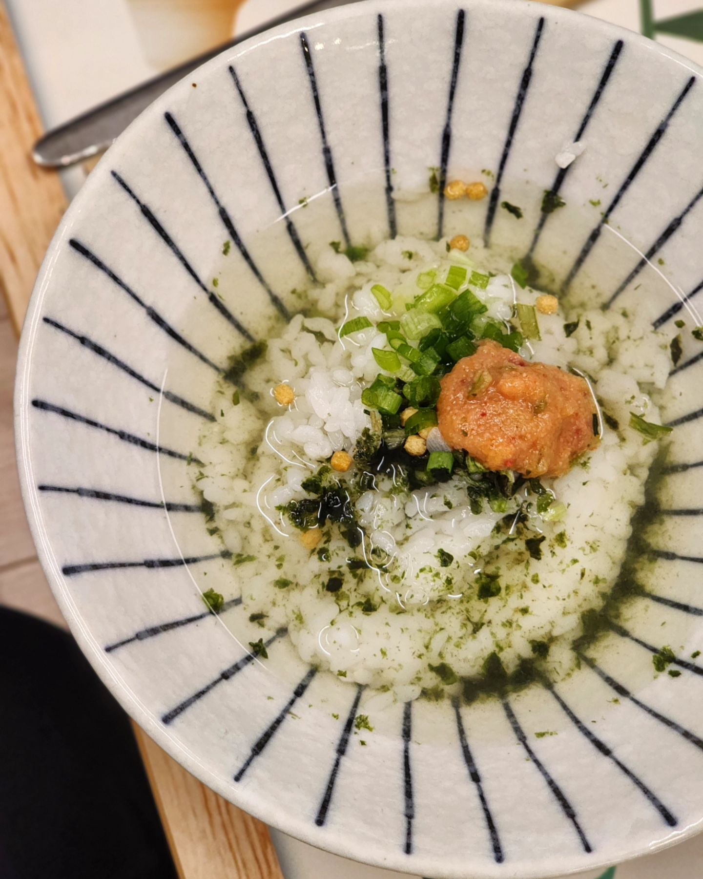 #저녁밥상 #오차즈케

오랜만에 쌀밥 🍚 
명란무침(+다진마늘,땡초,참기름)에 
오차즈케용 가루넣고 뜨신물 넣어먹기

짭쪼름하면서 구수한 녹차물에 밥말아먹으니
후루룩 넘어가는 오늘 저녁밥 ㅎㅎ