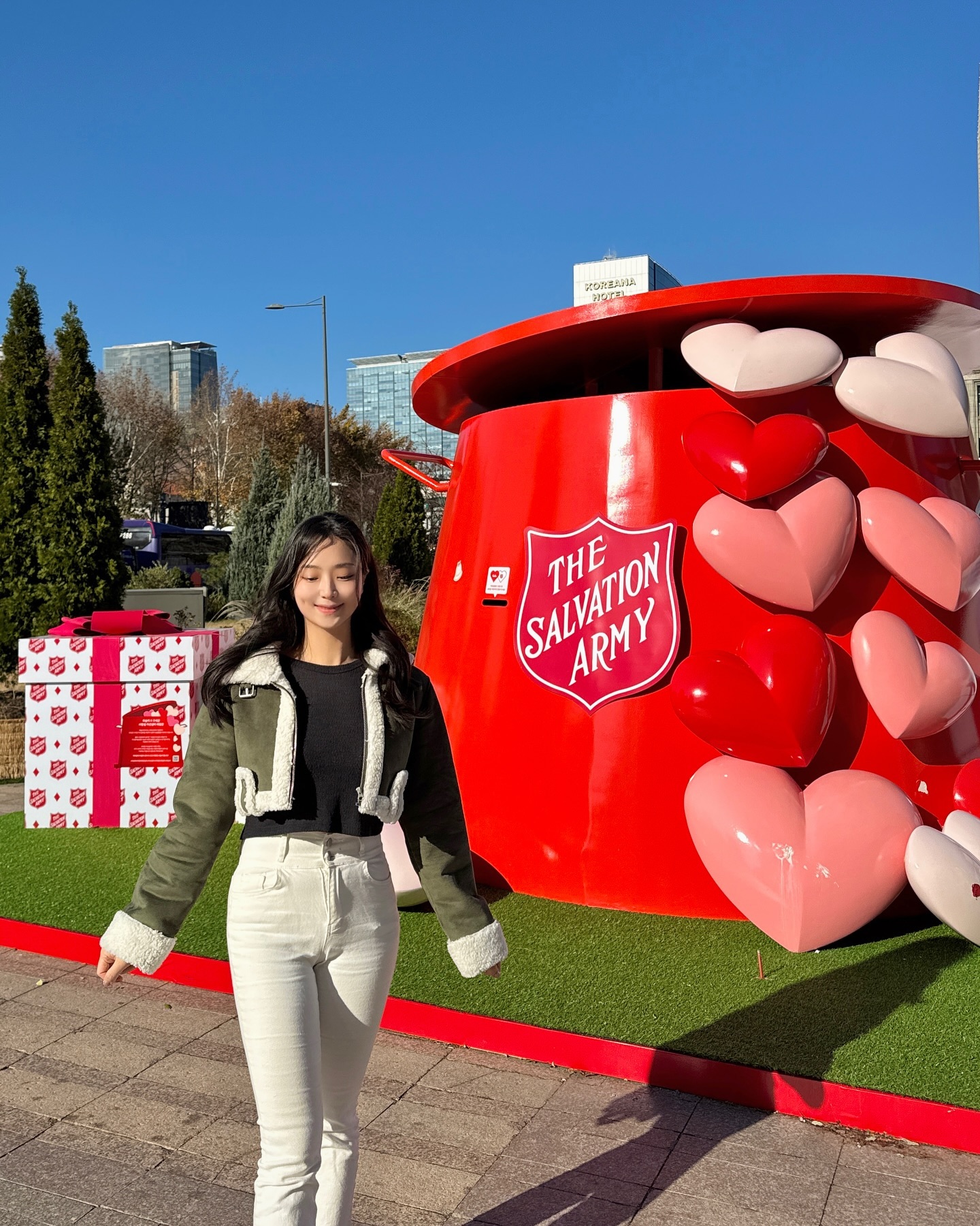 휘슬러는 올해로 구세군 자선냄비와 함께 나눔의 동행을 21년째 이어가고 있답니다! 어김없이 다가온 이번 휘슬러X구세군 행사. 이번에는 ’동행‘을 주제로 온-오프라인 캠페인을 진행 중이랍니다! 저는 서울 시청광장에 설치된 ’사랑샘 자선냄비 체험관‘을 직접 보러 와봤는데요, 트리와 함께 있어서 그런지 연말 크리스마스 분위기를 가득 줘서 정말 크고 예쁘고..! 멋졌답니다🥰 연인과 인증샷 찍으러 가봐도 좋을 것 같아요! 또한 곧 디지털 기부 키오스크도 생길 예정으로, 현금을 잘 들고 다니지 않는 요즘 시대에 디지털 페이 형식으로도 누구나 쉽게 참여할 수 있게 설치될 예정이라고 하니 많은 관심 부탁드려요🤫
제가 마지막장에 공유한 휘슬러 X 구세군 FOOH 영상 시청 인증 이벤트도 진행 중이니, 꼭 참여해보세요~ 12월 한 달간 냄비 매출 1%도 구세군에 기부한다고 하니 여러분의 따뜻한 사랑을 함께 나눠요🥰

📌 오프라인 현장 방문 이벤트 ~ 1/5
저처럼 인증샷을 남기고 해시태그와 인스타에 올리면 선물을 드린대요😙
해당 이벤트에 대한 자세한 내용은 아래 계정을 클릭😀
fissler_korea 

#휘슬러 #휘슬러X구세군#사랑샘자선냄비 #서울시청광장 #휘슬러X구세군21주년 #2024휘슬러구세군#기부 #연말이벤트 #구세군 #자선냄비 #세상에서가장따뜻한냄비 #크리스마스포토존 #서울트리맛집 #서울트리명소